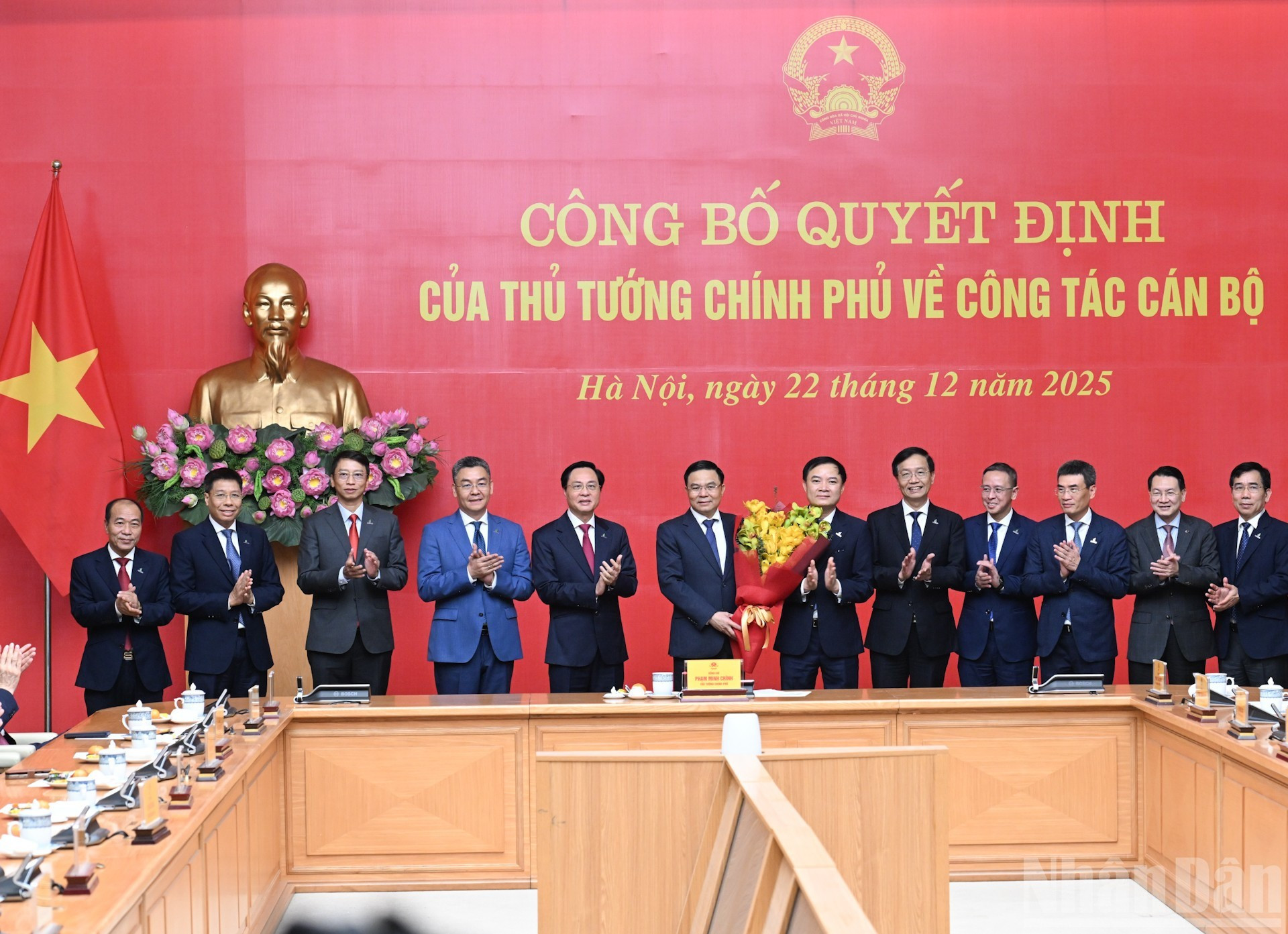 Делегаты поздравляют исполняющего обязанности Министра промышленности и торговли Ле Мань Хунга.