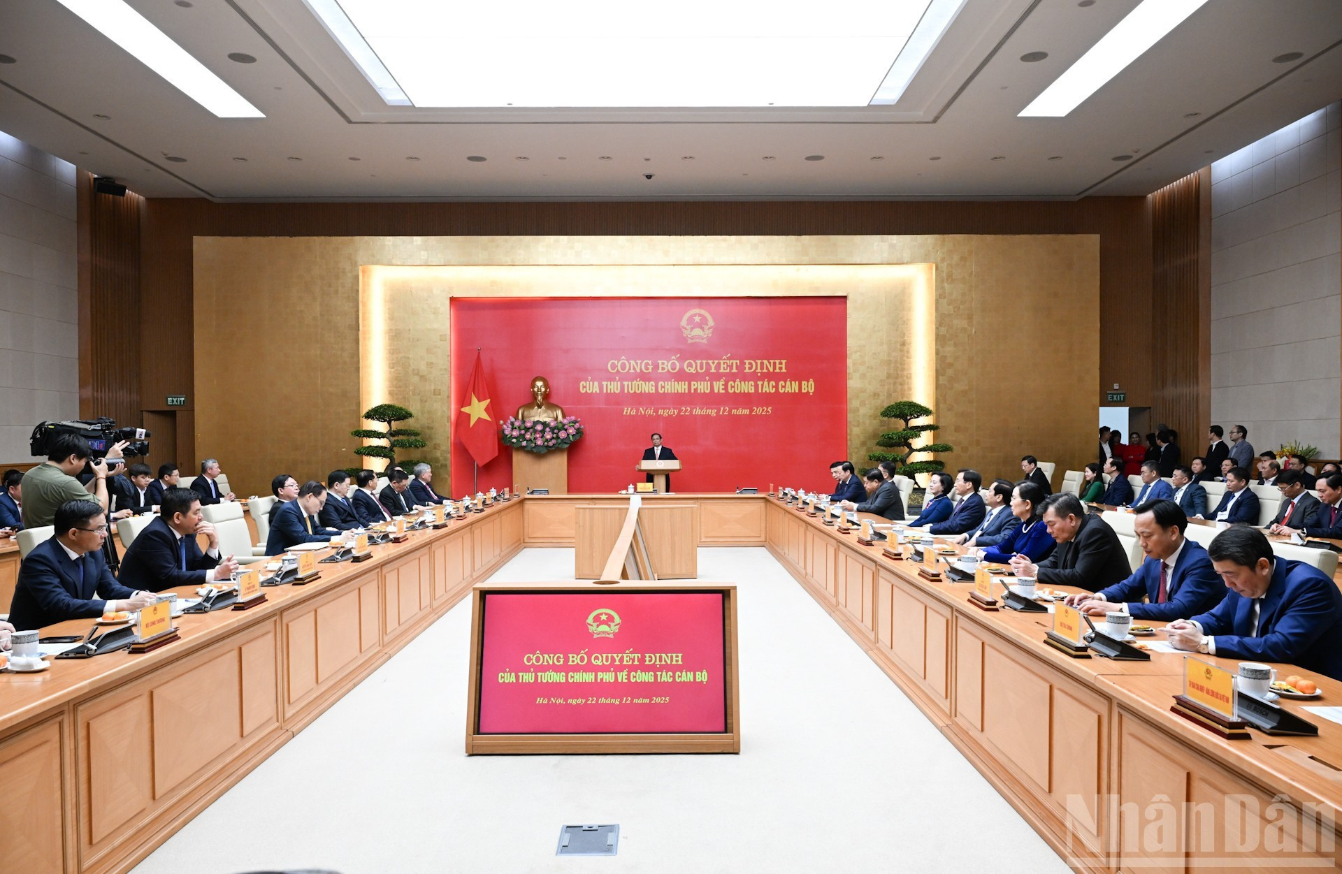 Премьер-министр Фам Минь Тьинь председательствует на церемонии.