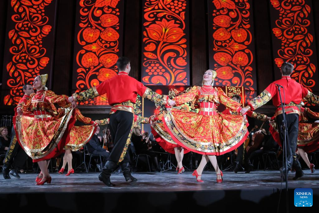 Российские танцоры выступают на концерте, посвященном Новому году по лунному календарю, в Санкт-Петербурге (Россия).