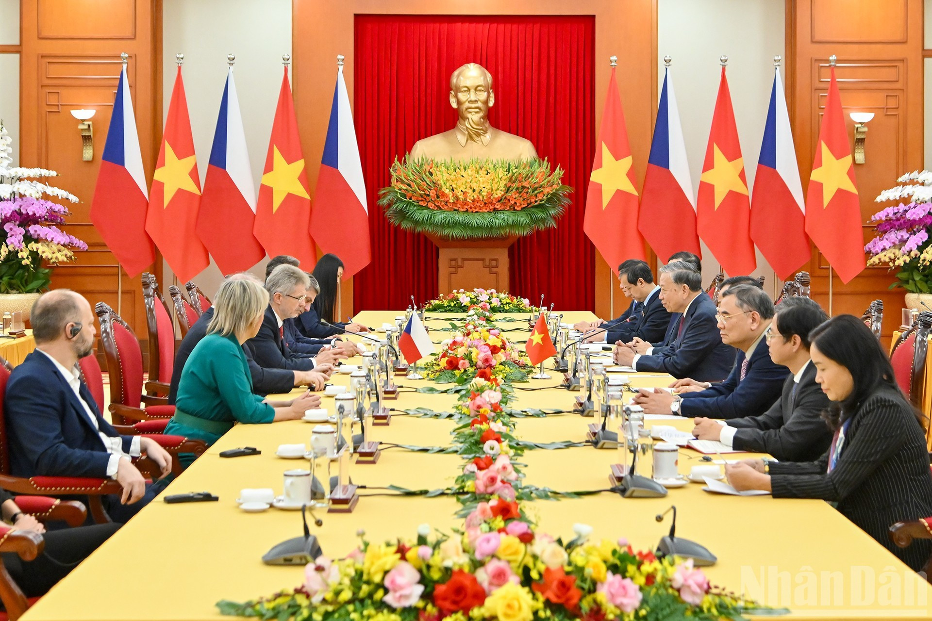 Генеральный секретарь ЦК КПВ То Лам принимает Председателя Сената Чехии Милоша Выстрчила.