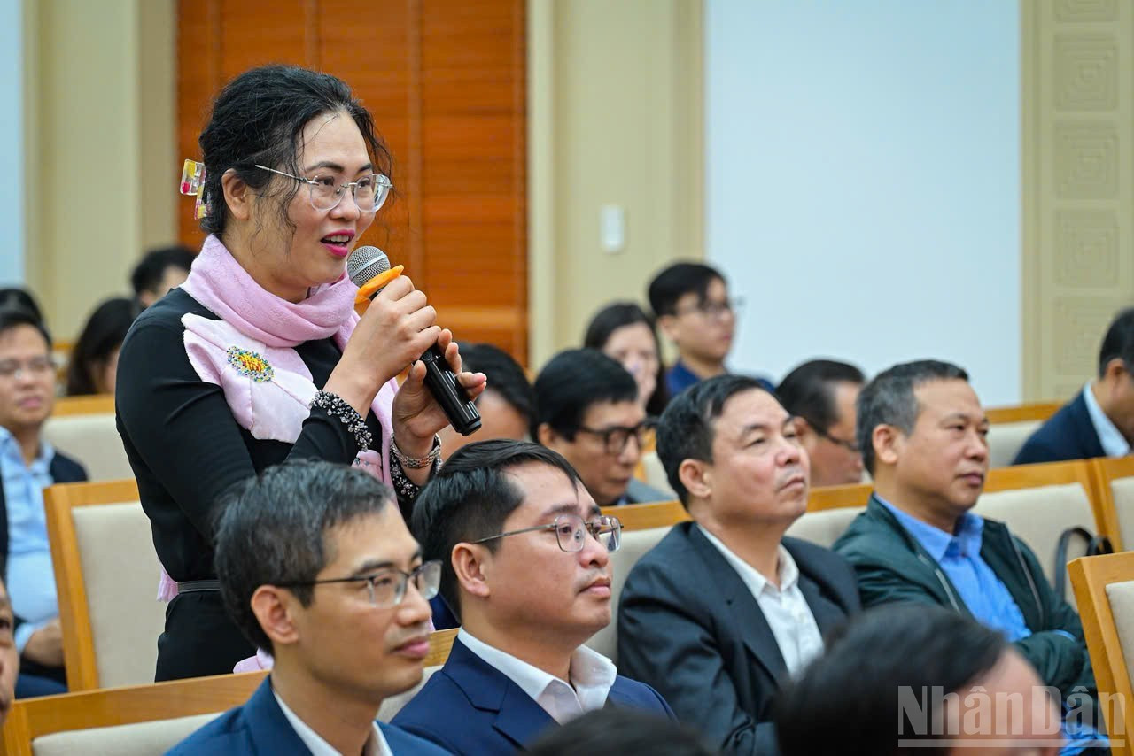 Госпожа Ле Тхи Тхюи Шен, Главный редактор «Тхойбао Нганханг», выступает на пресс-брифинге.