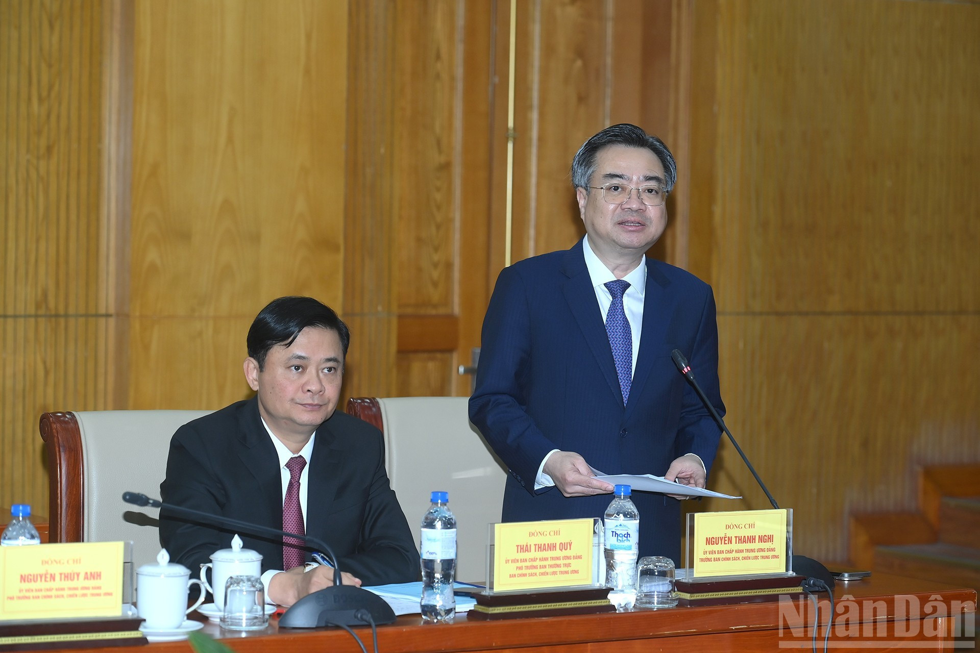 Товарищ Нгуен Тхань Нги, член ЦК КПВ, Заведующий Отделом ЦК КПВ по вопросам политики и стратегий, выступает на рабочей встрече.