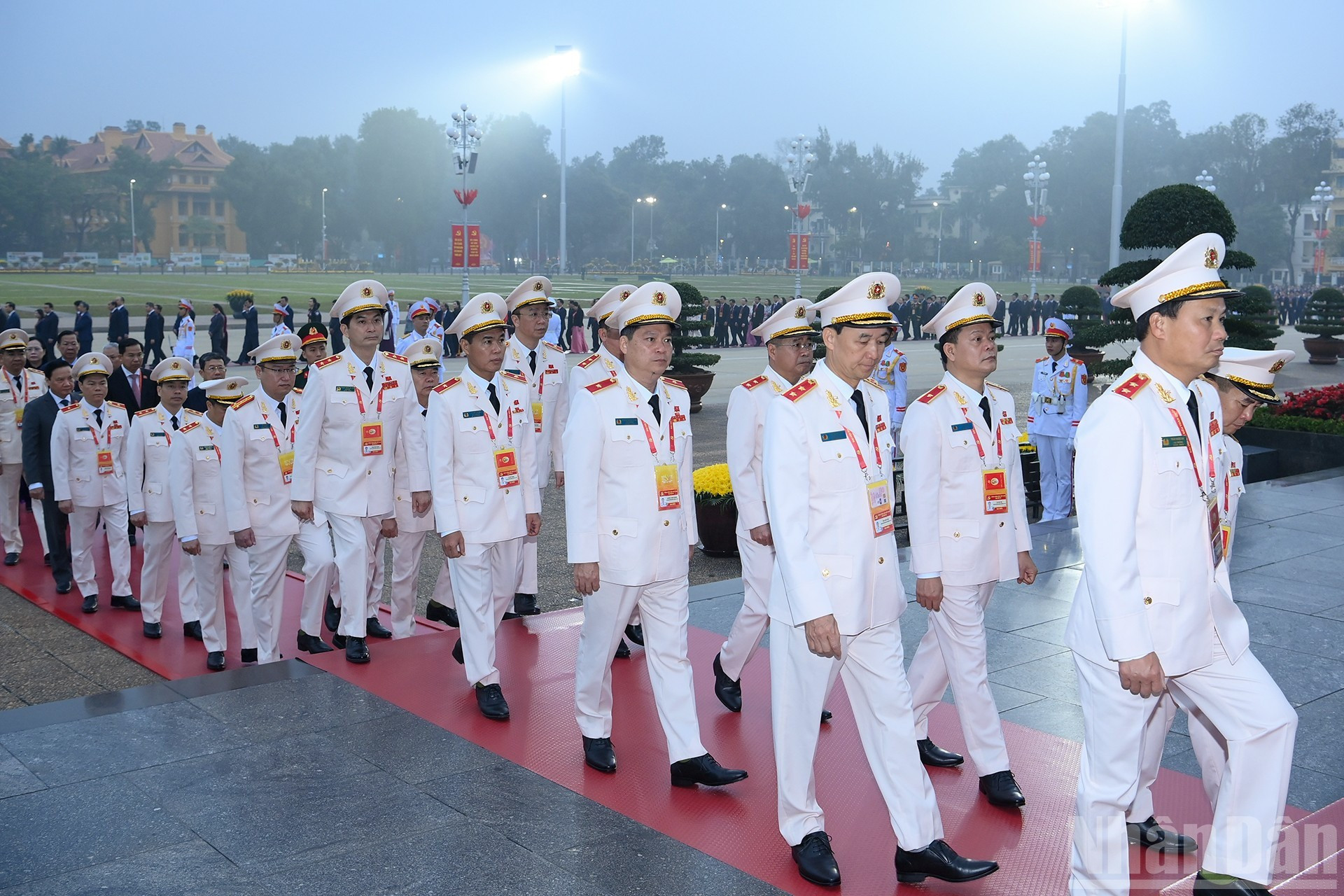 Делегация сил общественной безопасности посещает Мавзолей Президента Хо Ши Мина.
