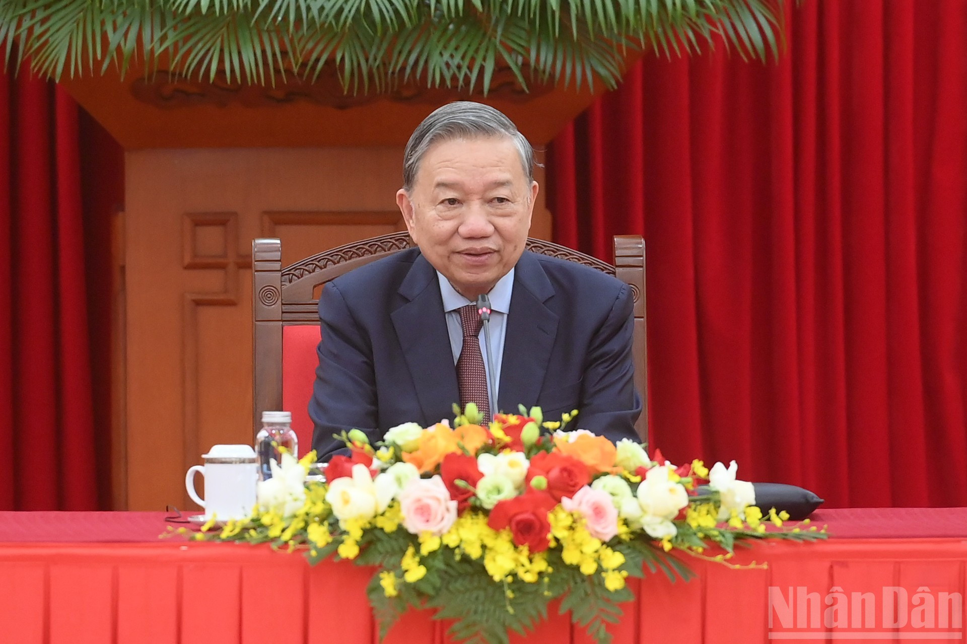 Генеральный секретарь ЦК КПВ То Лам выступает с речью.