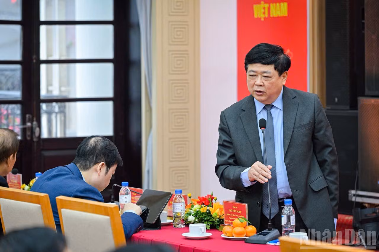 Доцент, кандидат наук Нгуен Тхэ Ки, Заместитель председателя Центрального совета по теории и критике литературы и искусства, выступает на пресс-брифинге.