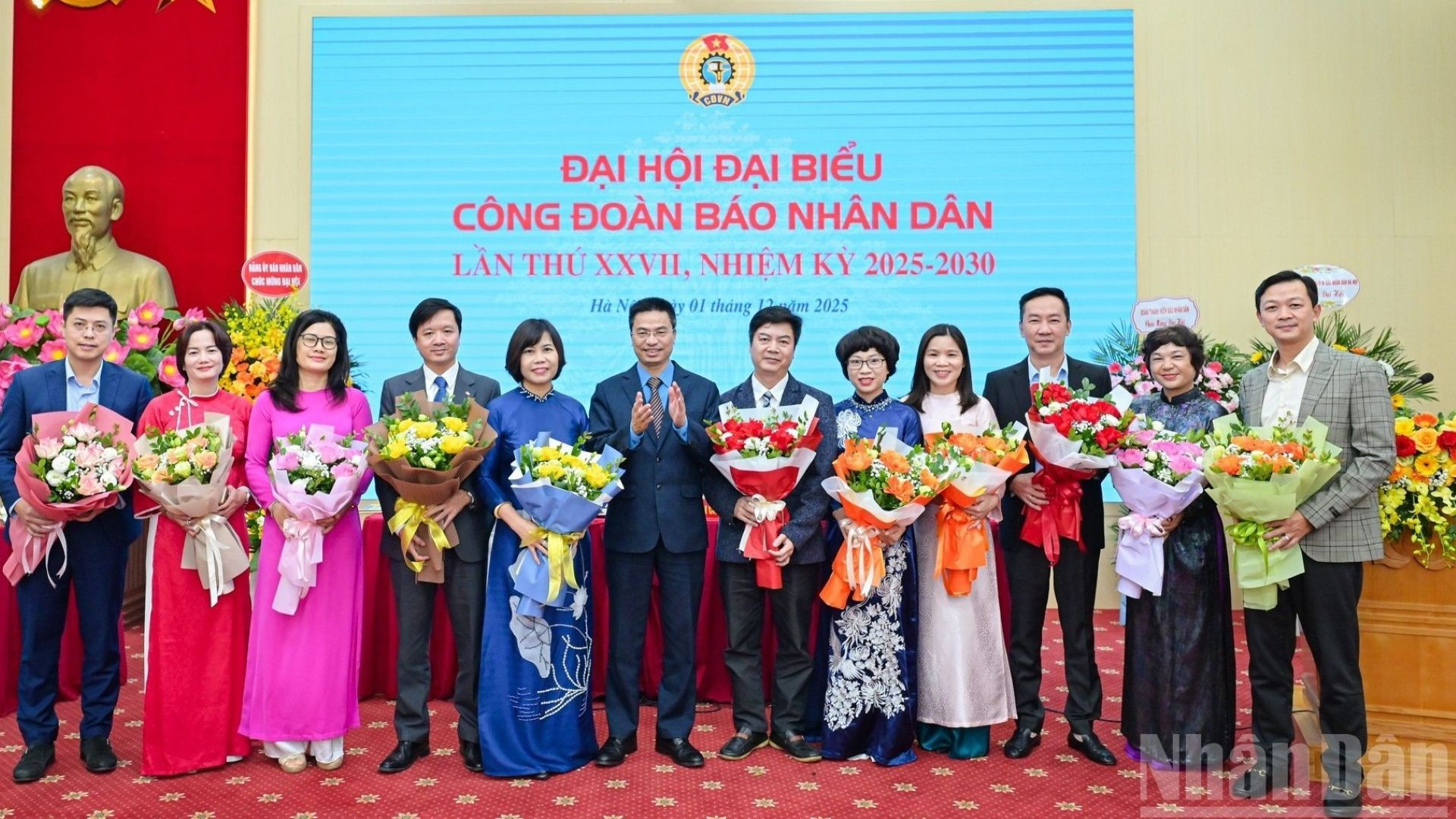 Постоянный заместитель председателя Профсоюза науки и технологий Вьетнама Фам Куанг Хыонг вручает цветы в знак поздравления Исполнительного комитета Профсоюза газеты «Нянзан» 27-го созыва, срок работы 2025-2030 гг.