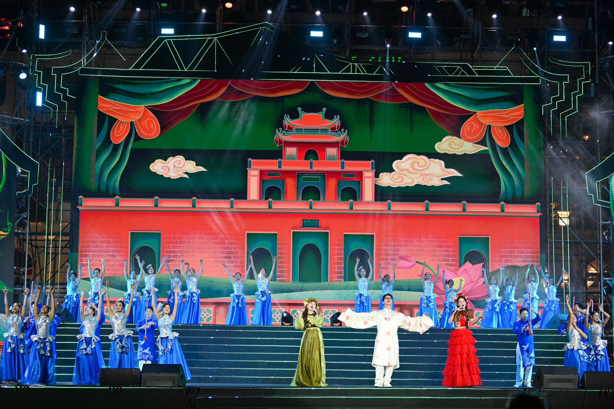 Художественный номер на церемонии закрытия фестиваля.