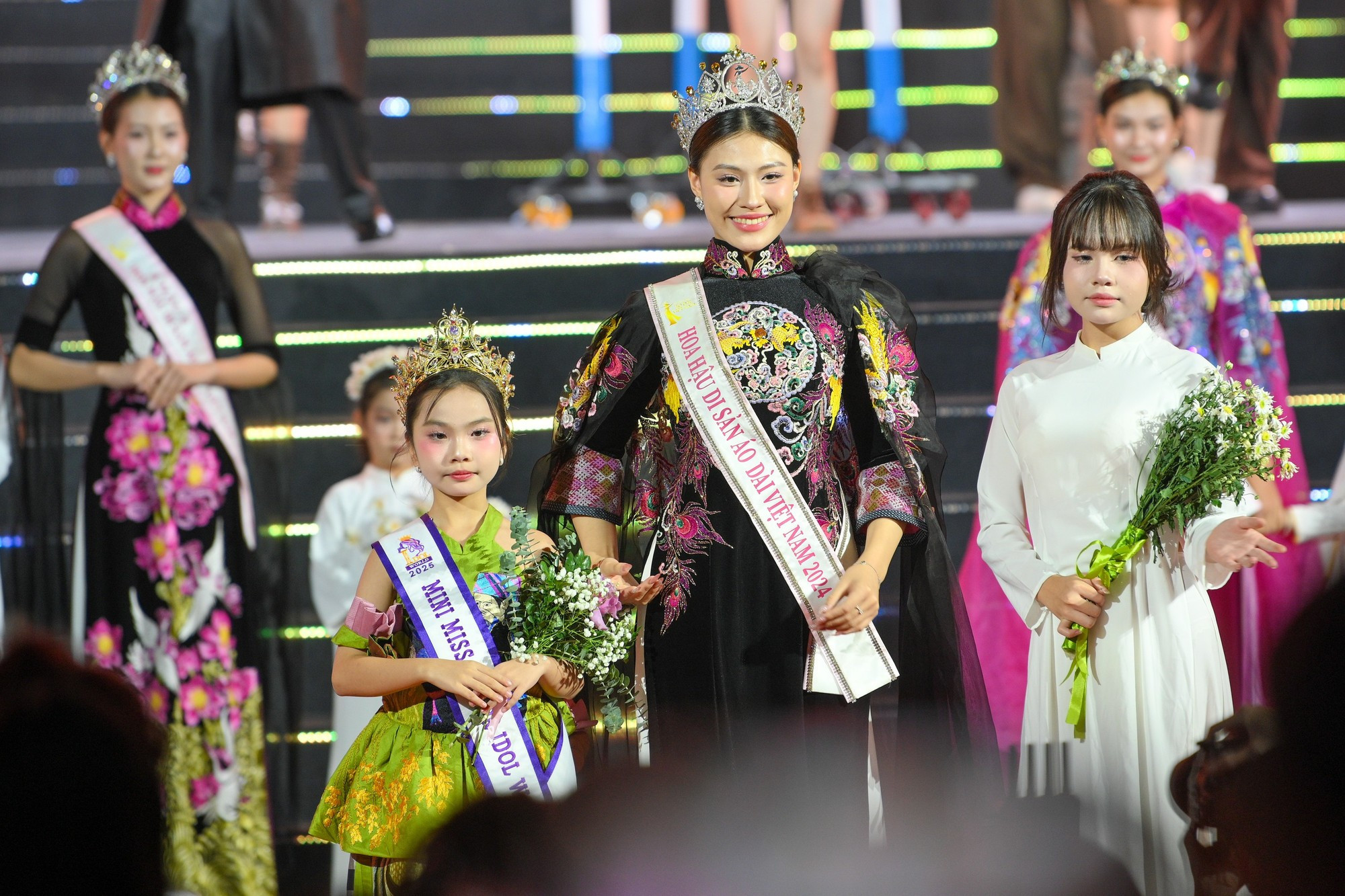 Традиционный вьетнамский костюм «аозай» на сцене фестиваля.