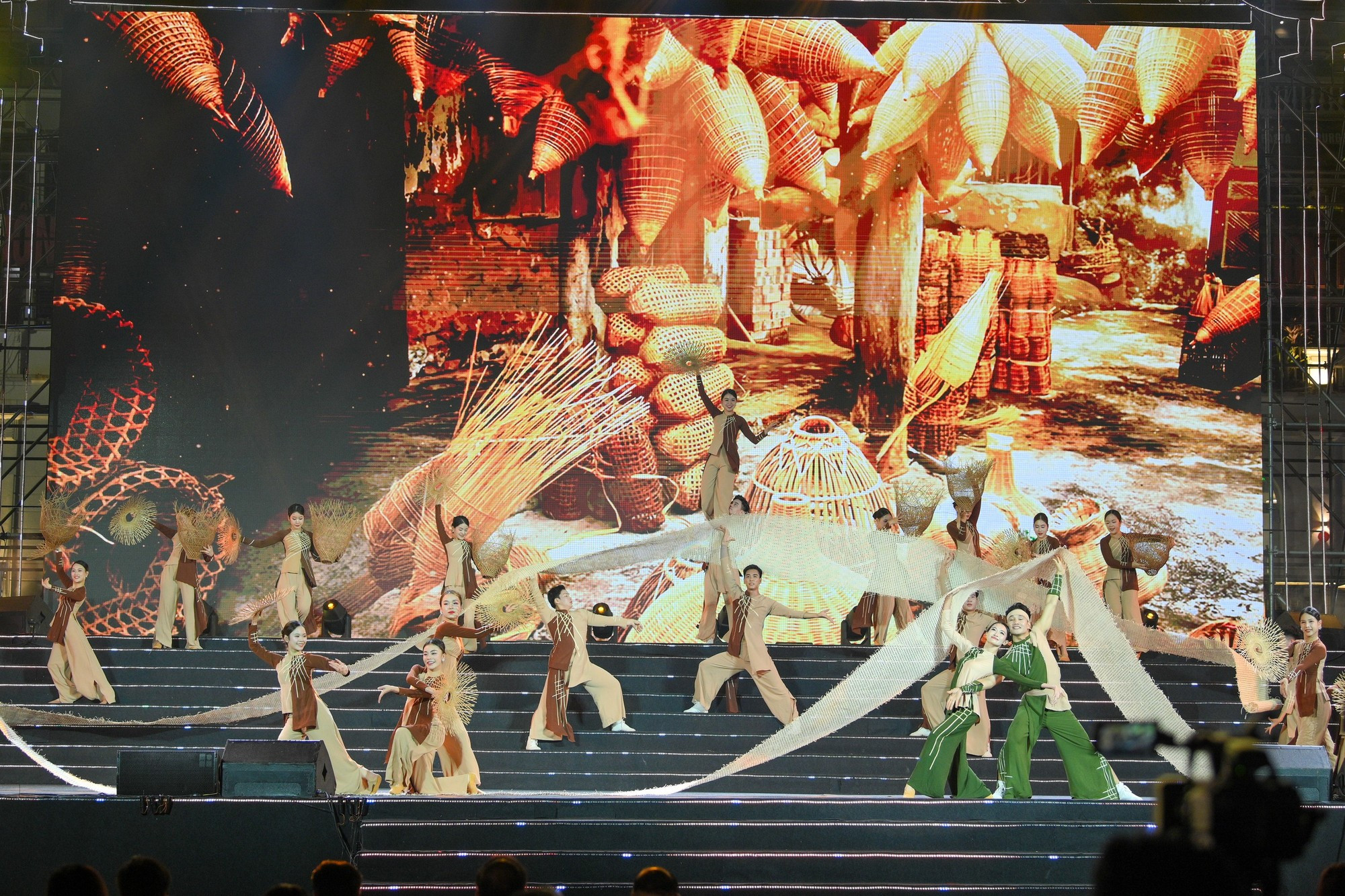 Яркий художественный номер на сцене Фестиваля Тханглонг – Ханой 2025 года.