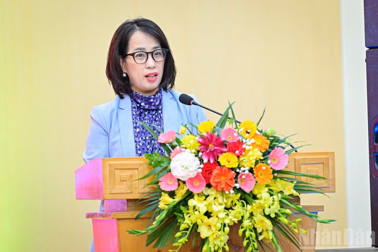 Товарищ Фам Тху Ханг, исполняющая обязанности Начальника Управления информации и прессы, официальный представитель Министерства иностранных дел, информирует о внешнеполитической деятельности и оценках Вьетнама международными СМИ.