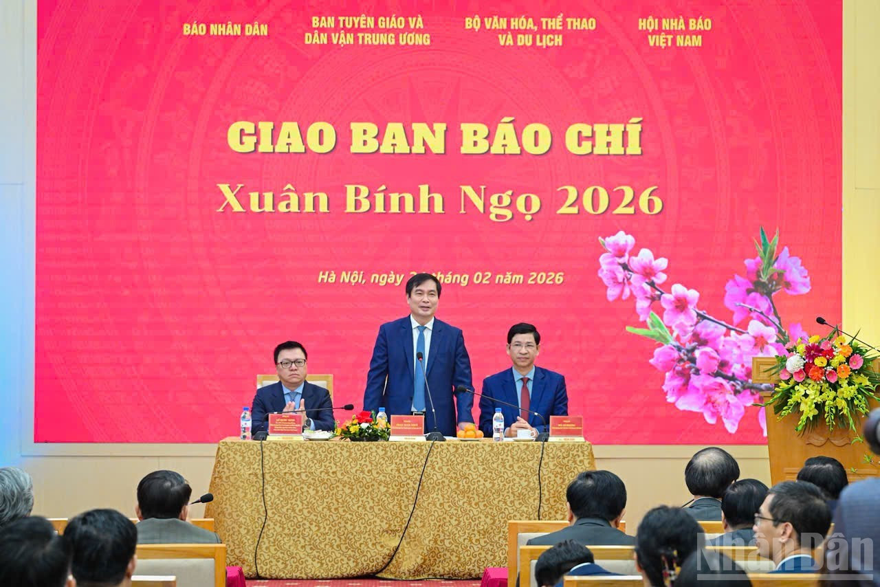 В пресс-брифинге приняли участие члены ЦК КПВ: Ле Куок Минь, Главный редактор газеты «Нянзан», Заместитель заведующего Отделом ЦК КПВ по пропаганде, политическому воспитанию и работе с народными массами, Председатель Союза журналистов Вьетнама; Зыонг Чунг И, Главный редактор журнала «Коммунист»; Нгуен Тхань Лам, Генеральный директор Вьетнамского телевидения. Также присутствовали товарищи Фан Суан Тхюи, Заместитель заведующего Отделом ЦК КПВ по пропаганде, политическому воспитанию и работе с народными массами; Ву Вьет Чанг, Генеральный директор Вьетнамского информационного агентства; Хо Ан Фонг, Заместитель министра культуры, спорта и туризма.