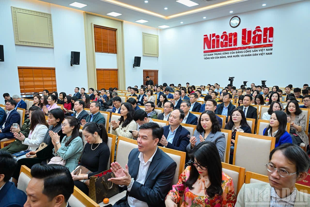 В пресс-брифинге приняли участие представители центральных и ханойских средств массовой информации, отделов, министерств, ведомств и общественных организаций, органов-учредителей СМИ, а также многие ветераны журналистики.