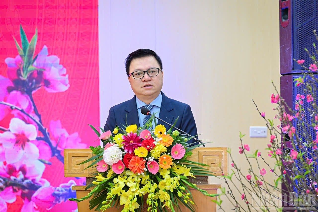 Товарищ Ле Куок Минь выступает с приветственным словом.