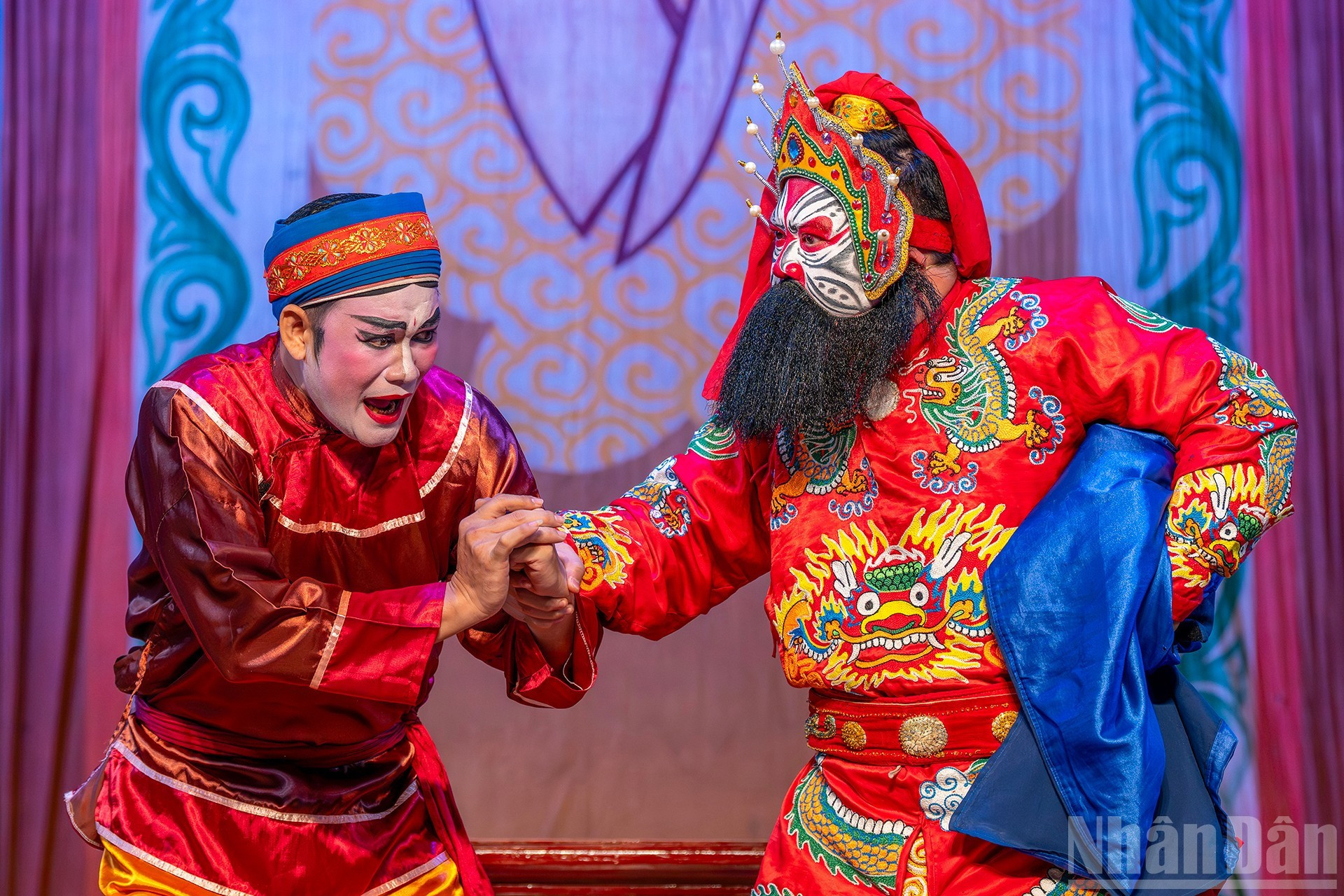 В настоящее время искусство «туонга» сталкивается с проблемой отсутствия зрителей, нехваткой молодого пополнения и недостатком достойного механизма поддержки для обучения и удержания молодых артистов, поскольку подготовка актера туонга чрезвычайно сложна.