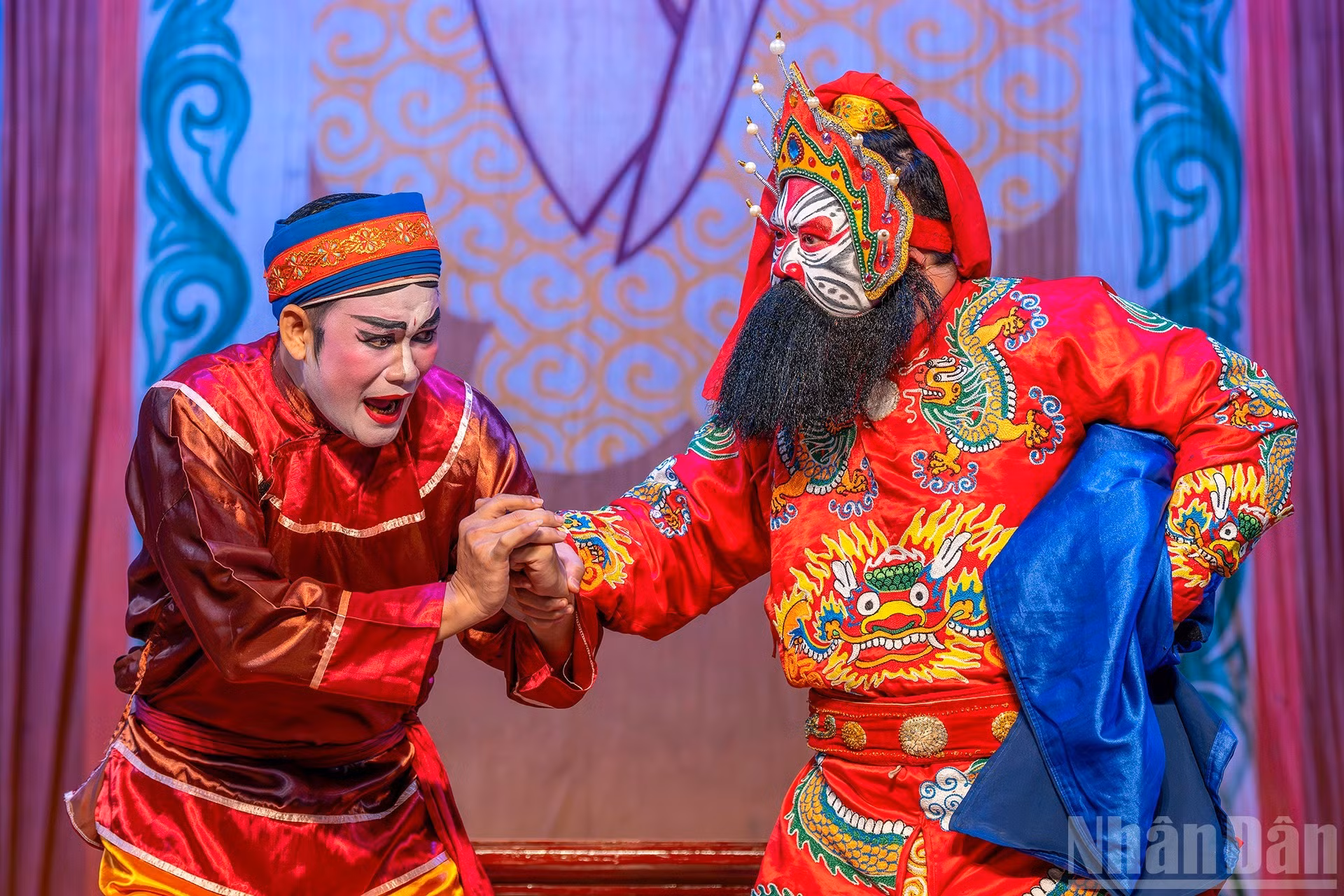 В настоящее время искусство «туонга» сталкивается с проблемой отсутствия зрителей, нехваткой молодого пополнения и недостатком достойного механизма поддержки для обучения и удержания молодых артистов, поскольку подготовка актера туонга чрезвычайно сложна.