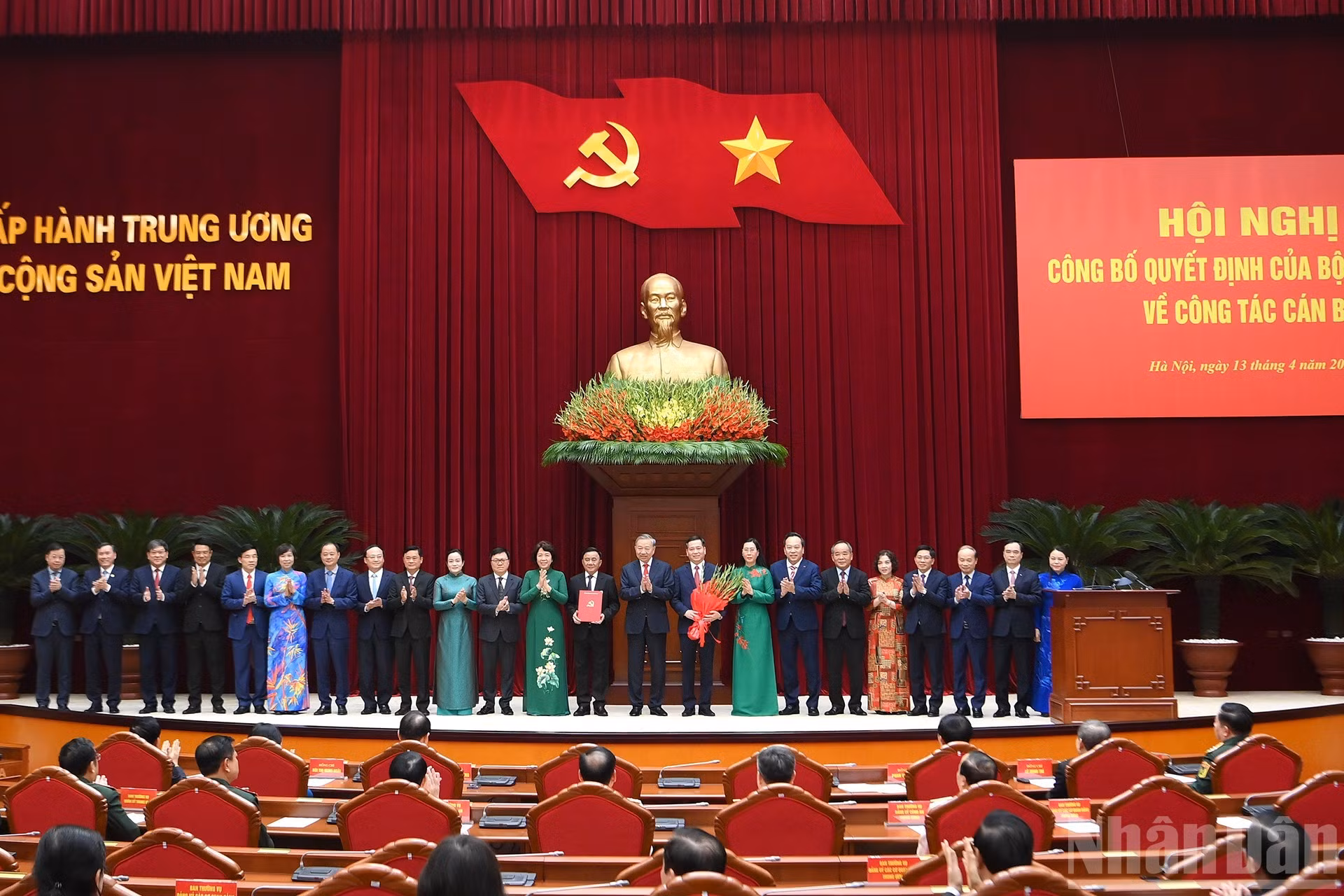 Генеральный секретарь ЦК КПВ, Президент То Лам вручает Решение о назначении в состав Исполнительного комитета, Постоянного бюро, назначении Секретаря и заместителей секретаря Парткома центральных партийных органов на срок 2025–2030 годов.