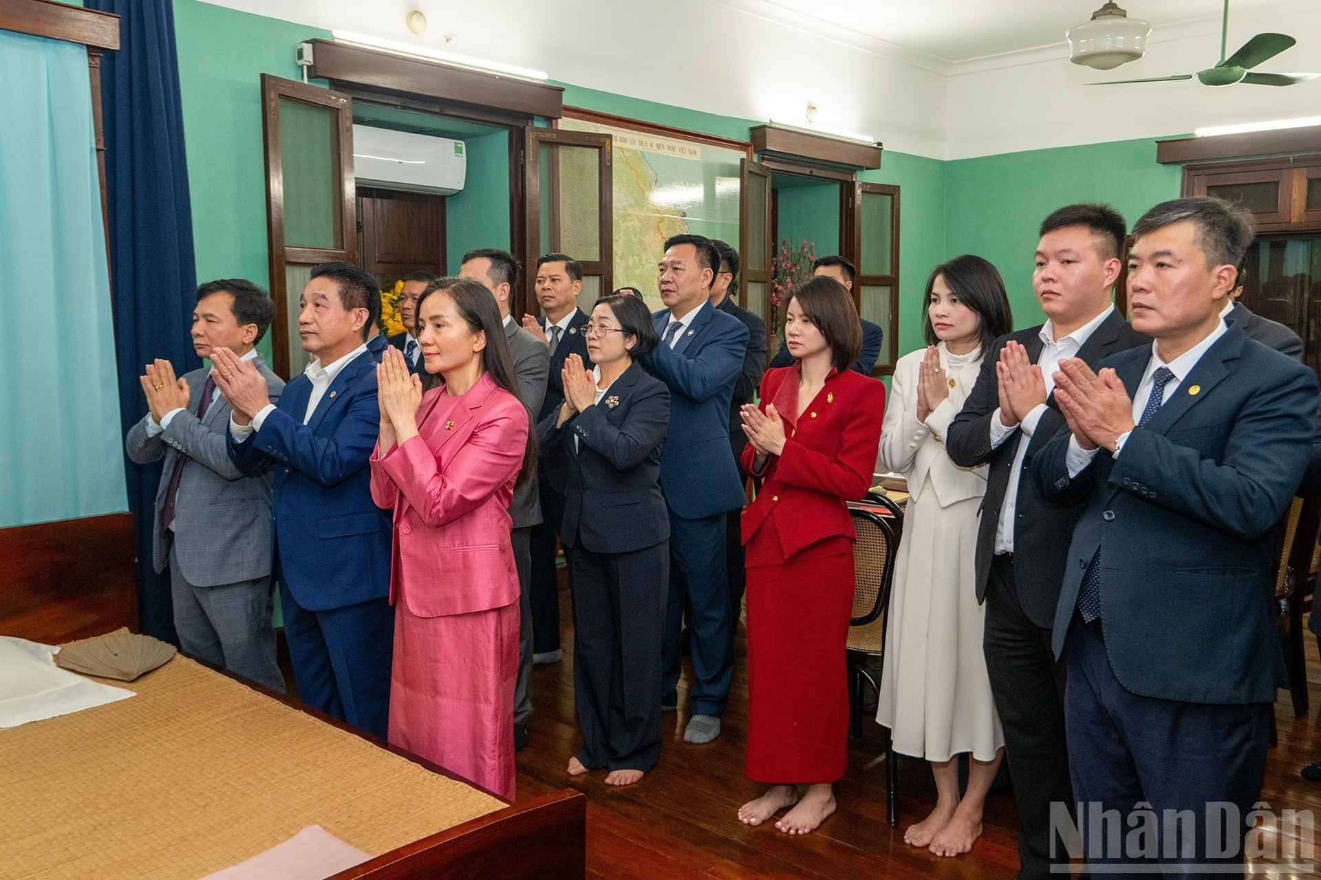 Делегаты чтят память Президента Хо Ши Мина.