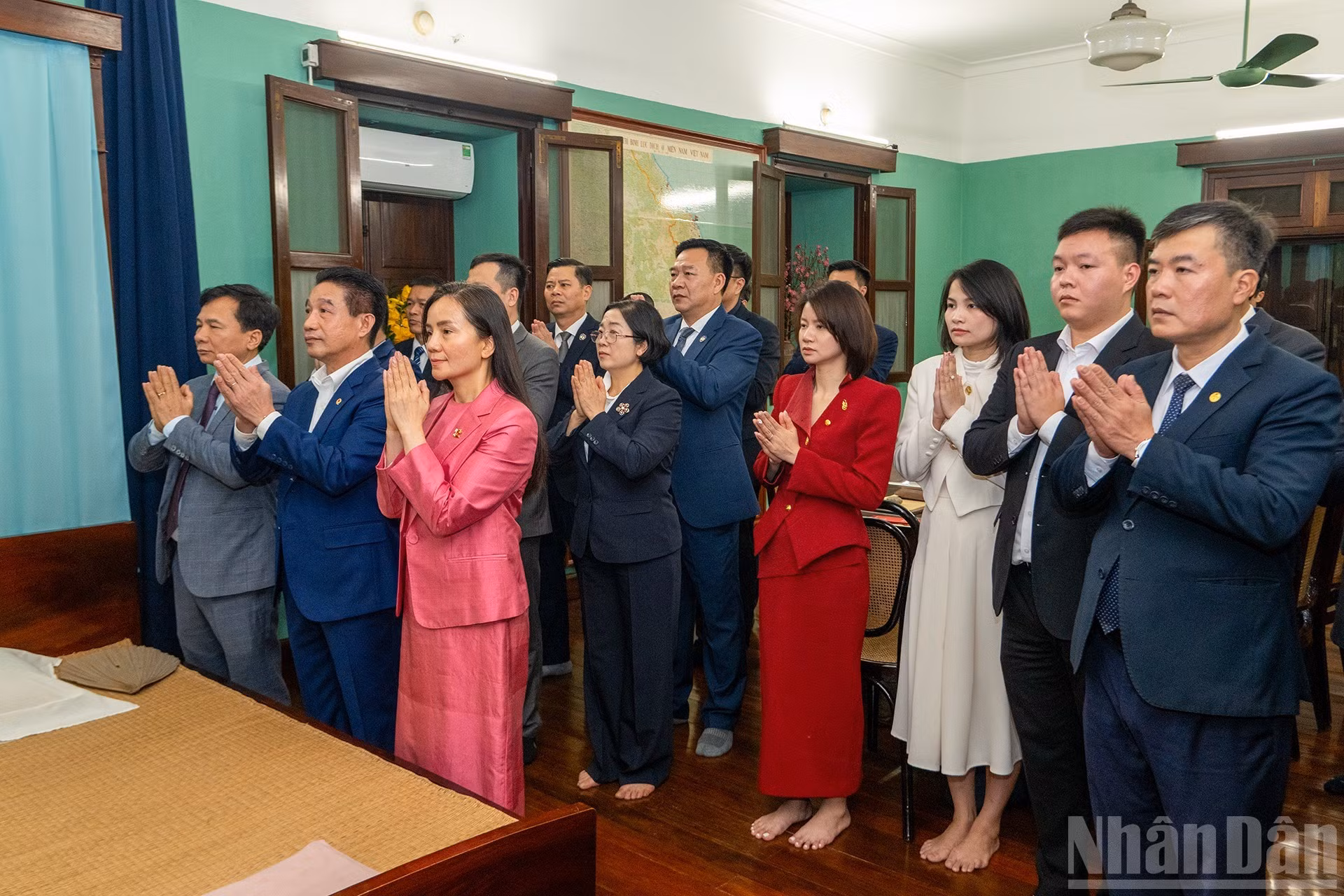 Делегаты чтят память Президента Хо Ши Мина.