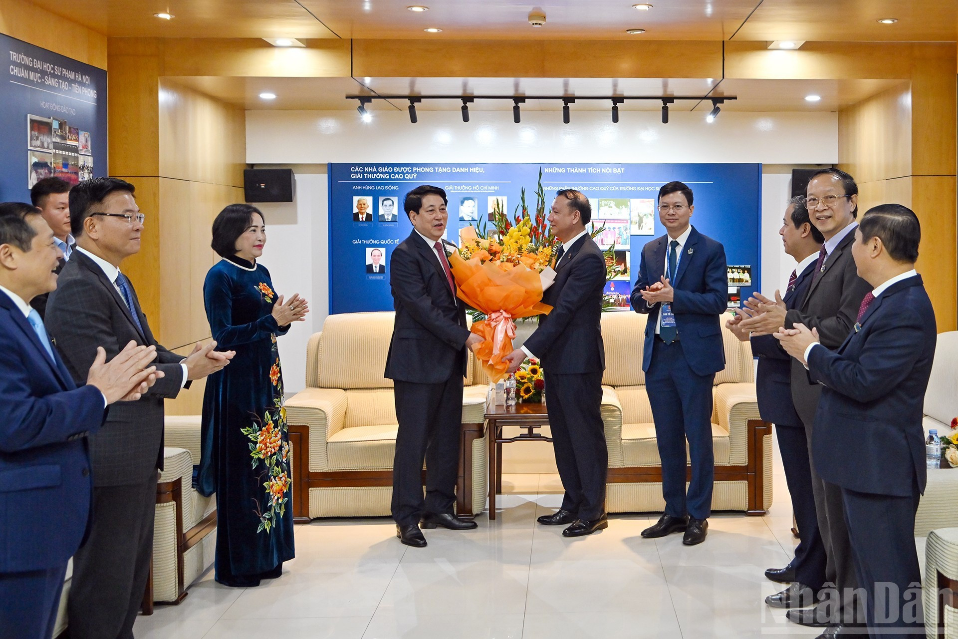 Президент Лыонг Кыонг вручает цветы Ханойскому педагогическому университету по случаю Дня вьетнамского учителя.