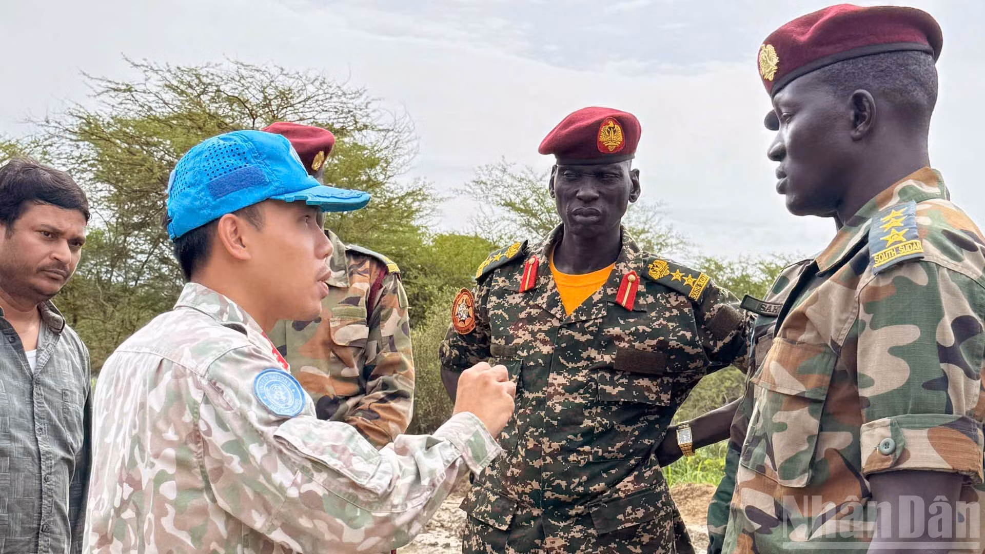Капитан Ле Чинь Тхань Туан ведет работу с командиром батальона пехоты армии Южного Судана на контрольном рубеже между ЮНИСФА и Южным Суданом.