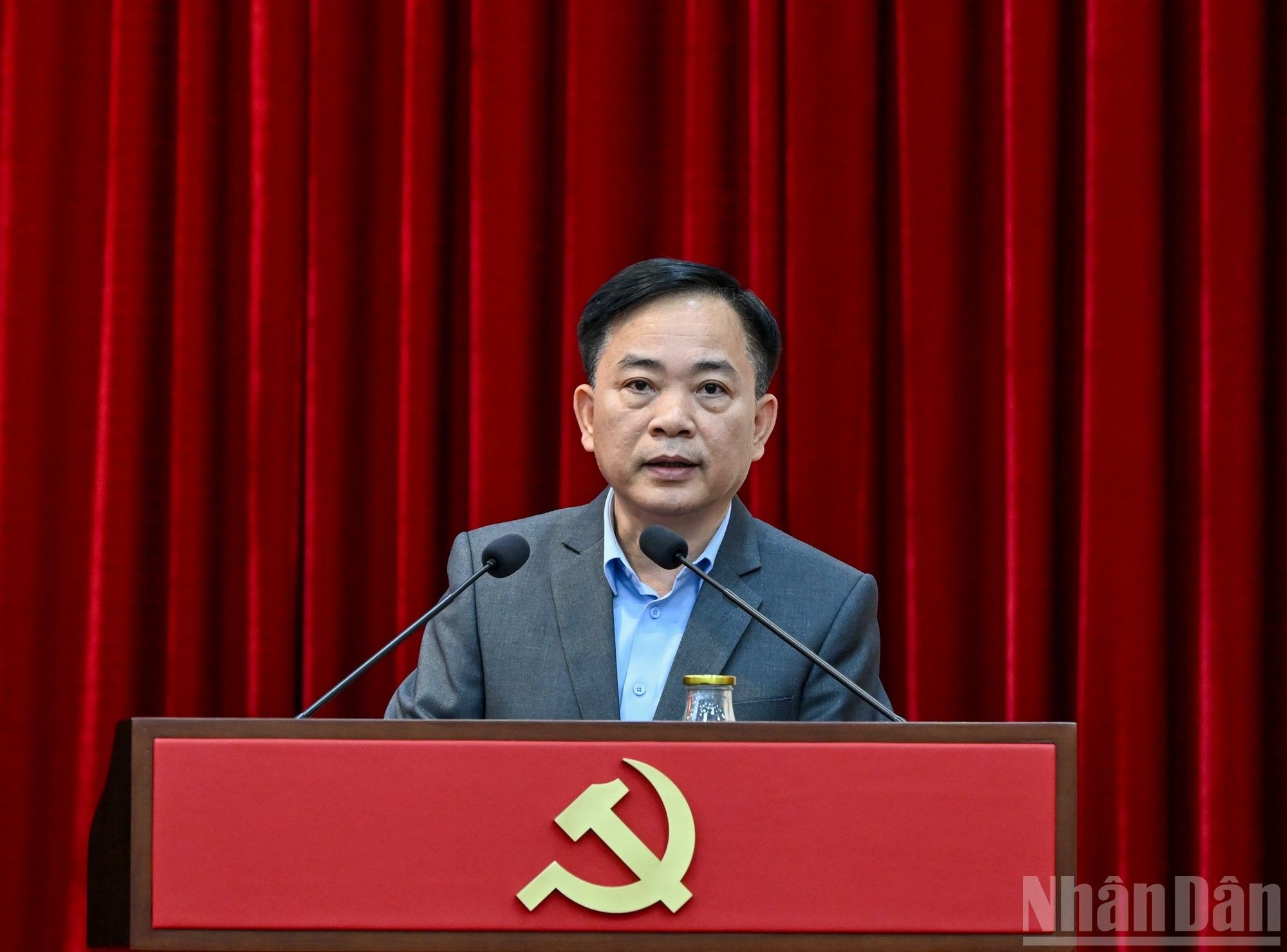 Заместитель секретаря Парткома Верховной народной прокуратуры Нгуен Ньы Хунг выступает с докладом на конференции. (Фото: Зюи Линь)