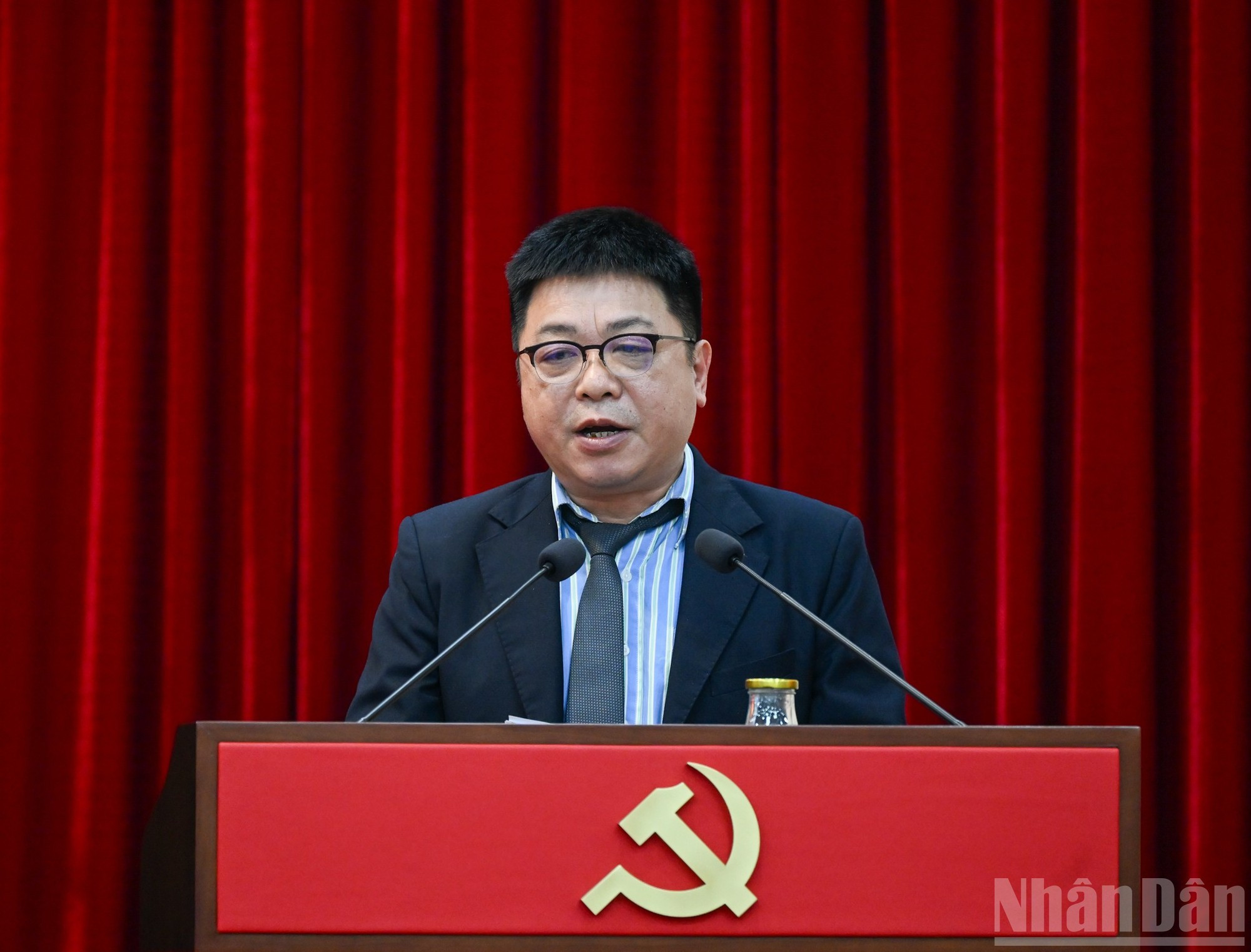 Постоянный заместитель секретаря Парткома, Заместитель главного редактора газеты «Нянзан» Кюэ Динь Нгуен выступает с докладом на конференции. (Фото: Зюи Линь)