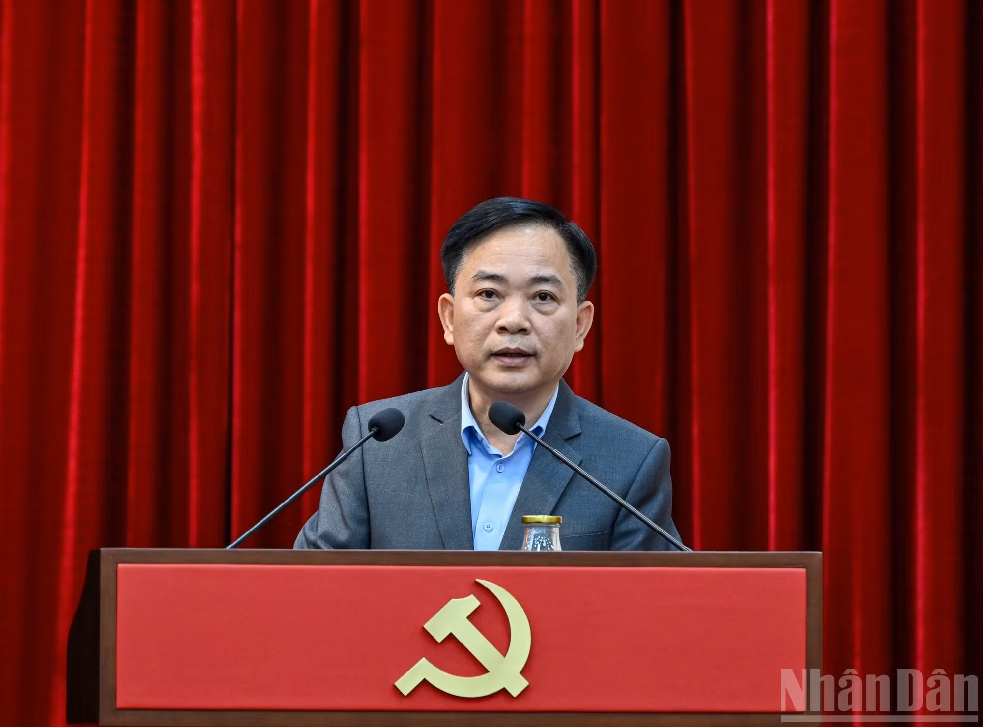 Заместитель секретаря Парткома Верховной народной прокуратуры Нгуен Ньы Хунг выступает с докладом на конференции. (Фото: Зюи Линь)