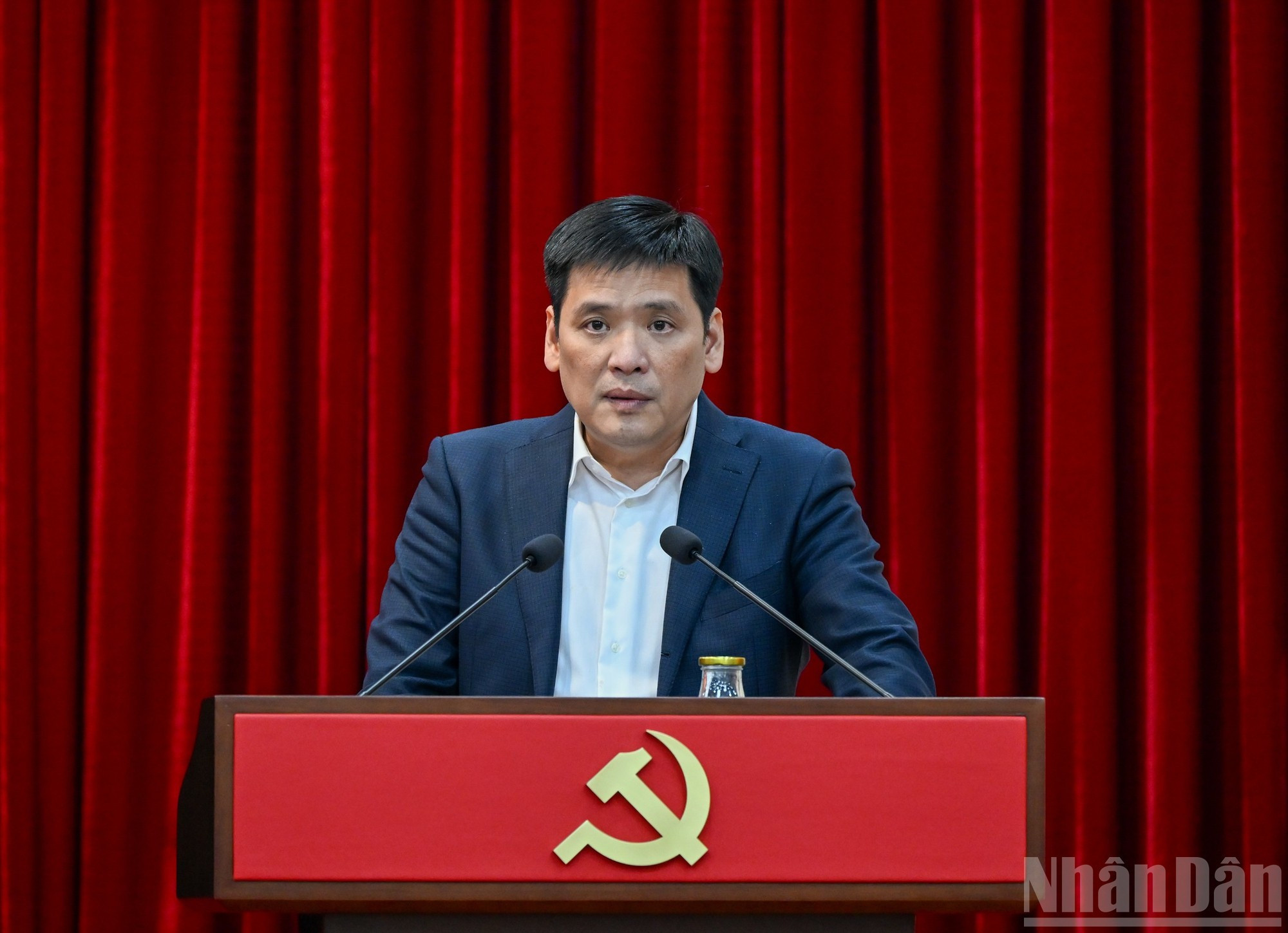 Заместитель заведующего Организационным отделом ЦК КПВ Нгуен Тхань Бинь выступает с докладом на конференции. (Фото: Зюи Линь)