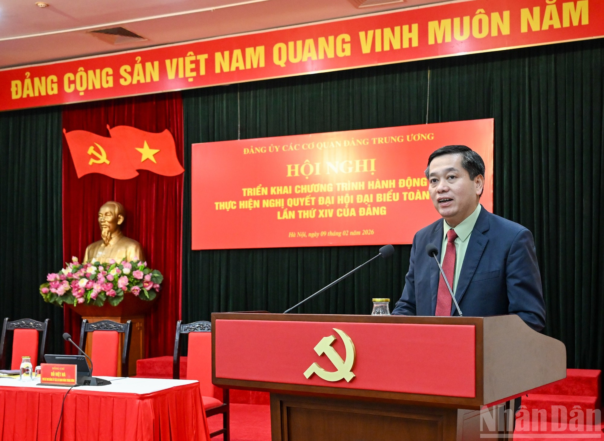 Постоянный заместитель секретаря Парткома центральных партийных органов Нгуен Лонг Хай представляет доклад на конференции. (Фото: Зюи Линь)