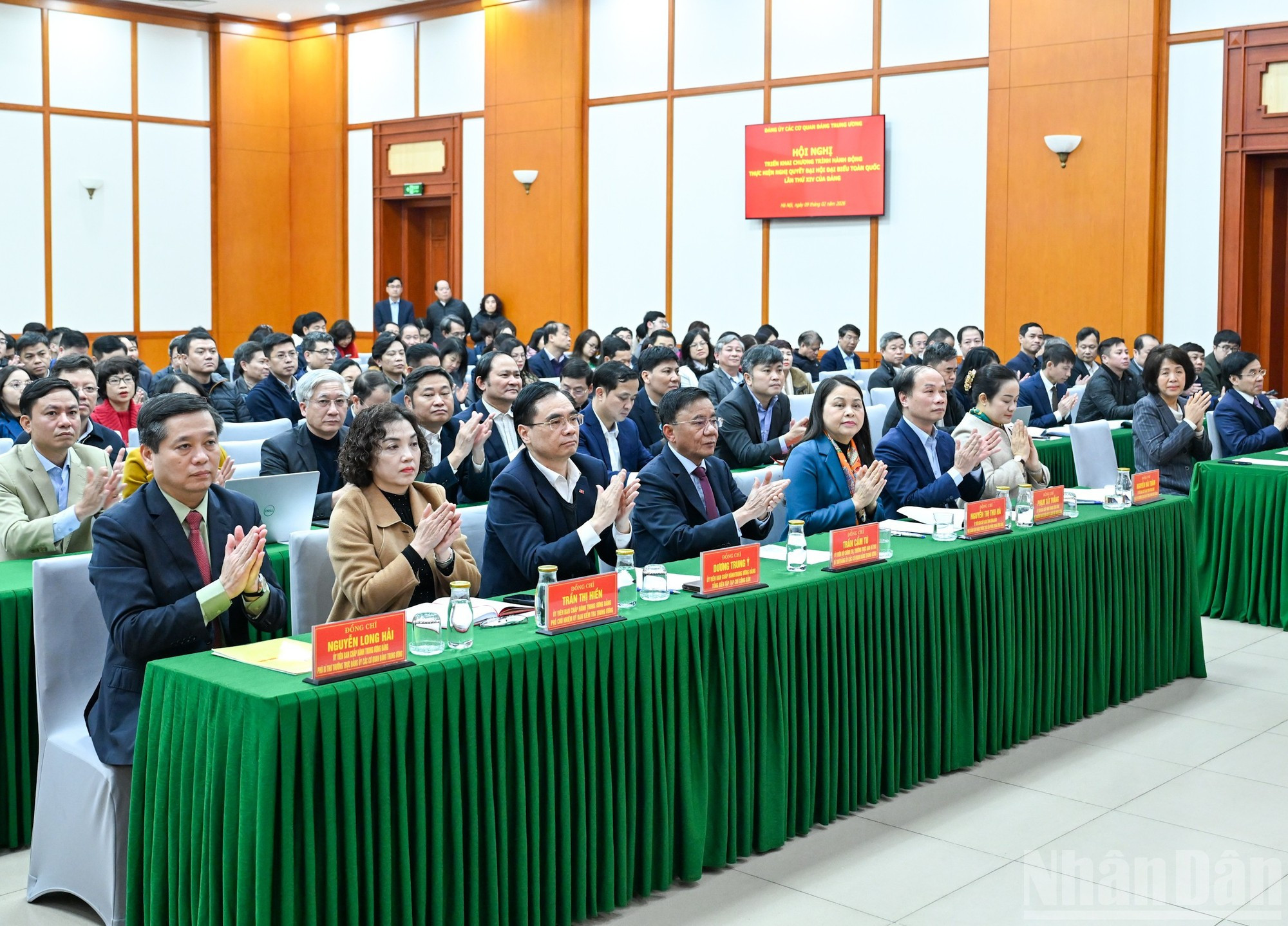 Товарищ Чан Кам Ту и делегаты на конференции. (Фото: Зюи Линь)