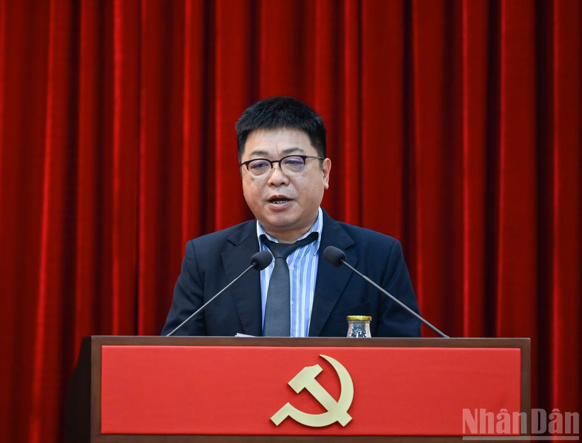 Постоянный заместитель секретаря Парткома, Заместитель главного редактора газеты «Нянзан» Кюэ Динь Нгуен выступает с докладом на конференции. (Фото: Зюи Линь)