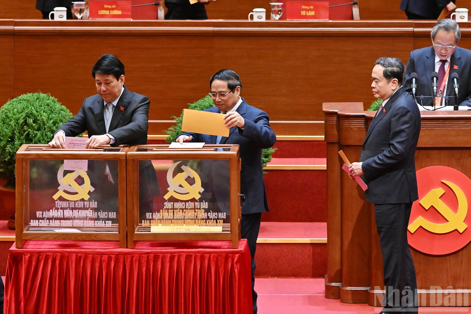 Руководители Партии и Государства голосуют за избрание Центрального комитета КПВ XIV созыва. (Фото: Чан Хай)