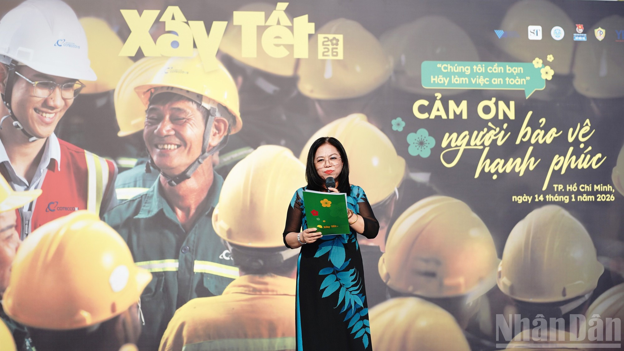 Госпожа Лыонг Тхи Тои, заместитель директора Департамента внутренних дел города Хошимина, выступает с речью.