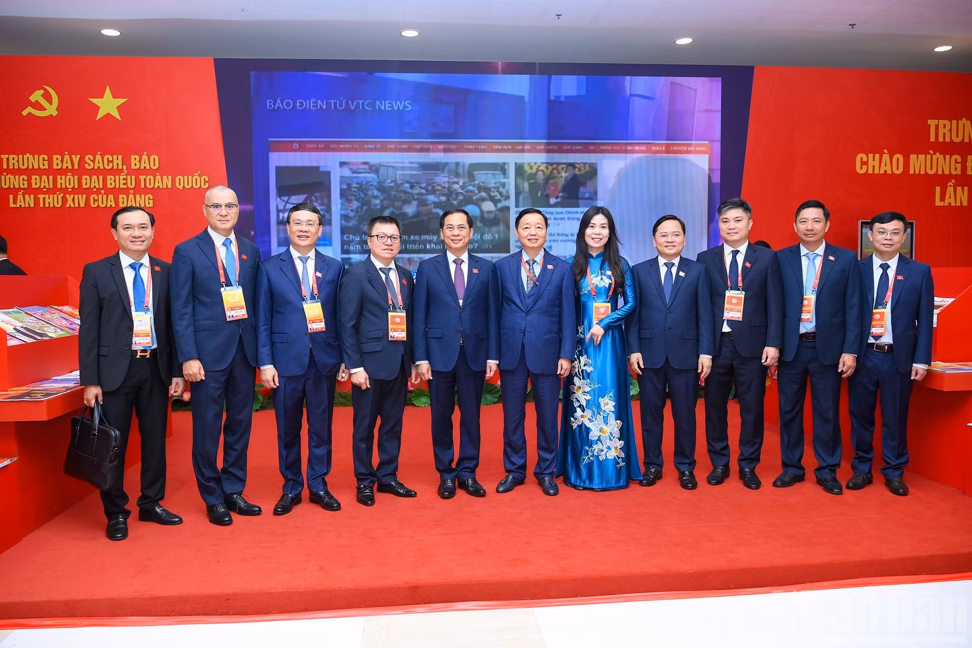 Делегаты в выставочном пространстве газеты «Нянзан». (Фото: Данг Кхоа)