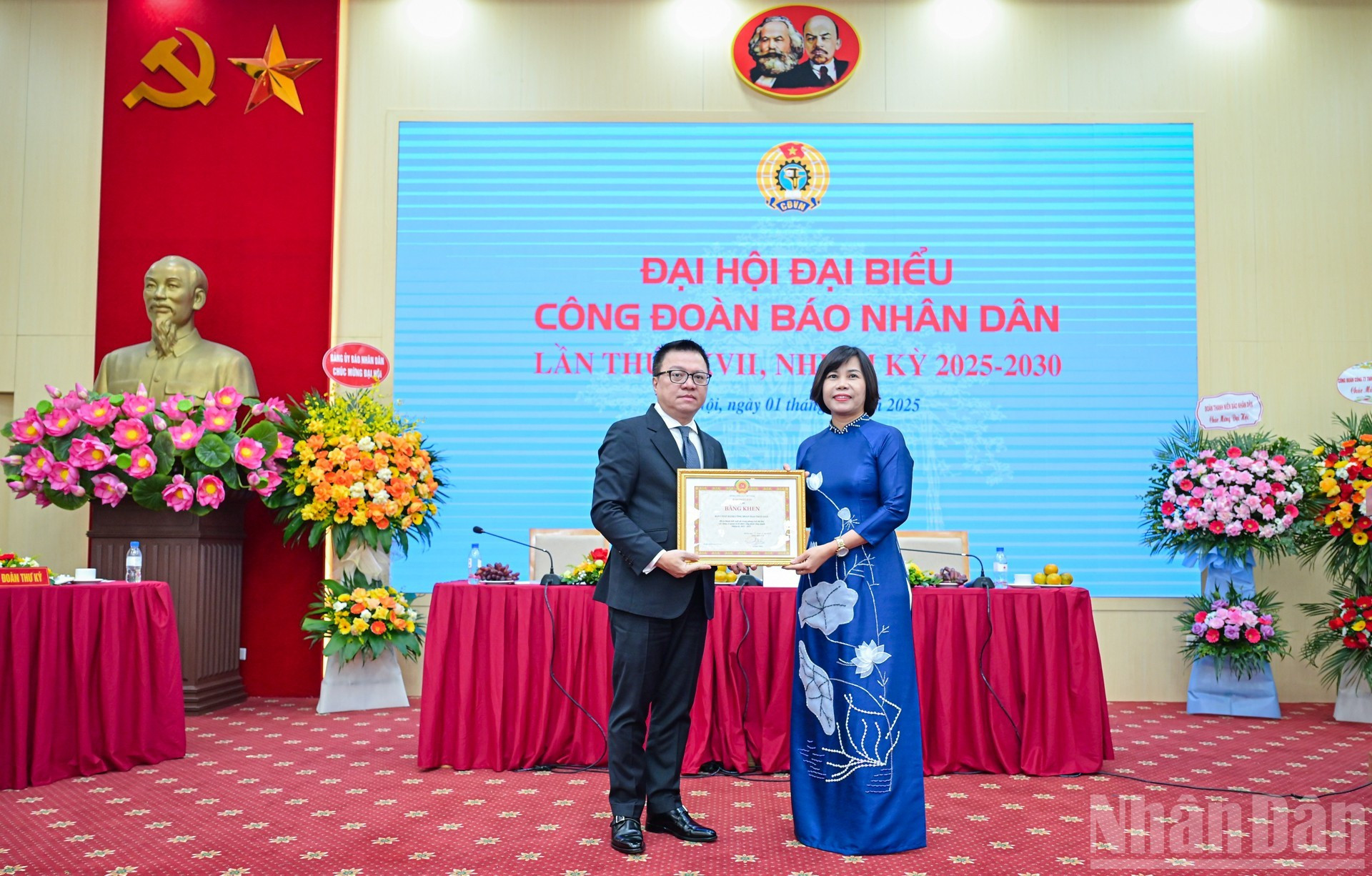 Товарищ Ле Куок Минь вручает почетную грамоту коллективу Профсоюза газеты «Нянзан».