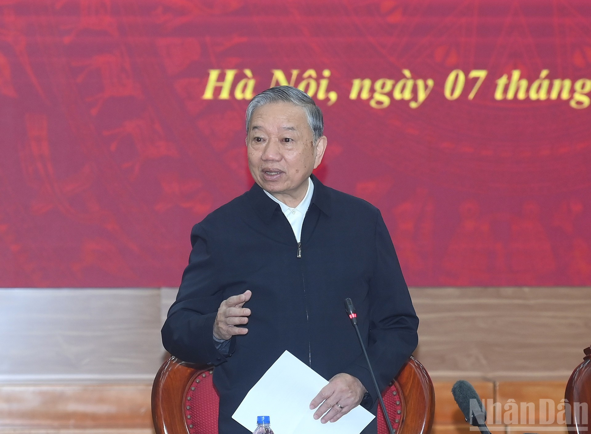 Генеральный секретарь ЦК КПВ То Лам выступает с руководящими указаниями на рабочей встрече.