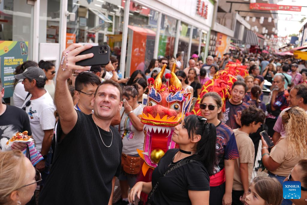 Жители и туристы участвуют в культурных мероприятиях по случаю Нового года по лунному календарю в Буэнос-Айресе (Аргентина), 16 февраля 2026 года.