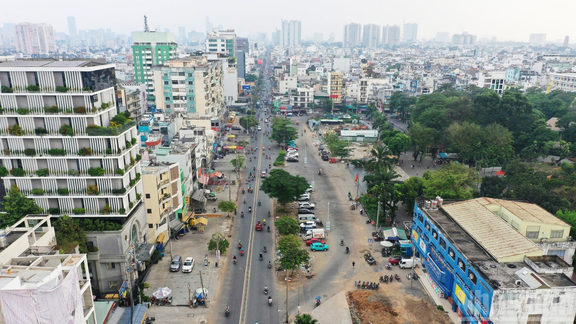 На первом этапе участок Бентхань – Тхамлыонг имеет общую протяженность около 11,3 км, из которых 9,3 км – подземный участок и 2 км – надземный. Проект включает 10 подземных станций, 1 надземную станцию и 1 депо. Финансирование осуществляется за счет бюджета города.