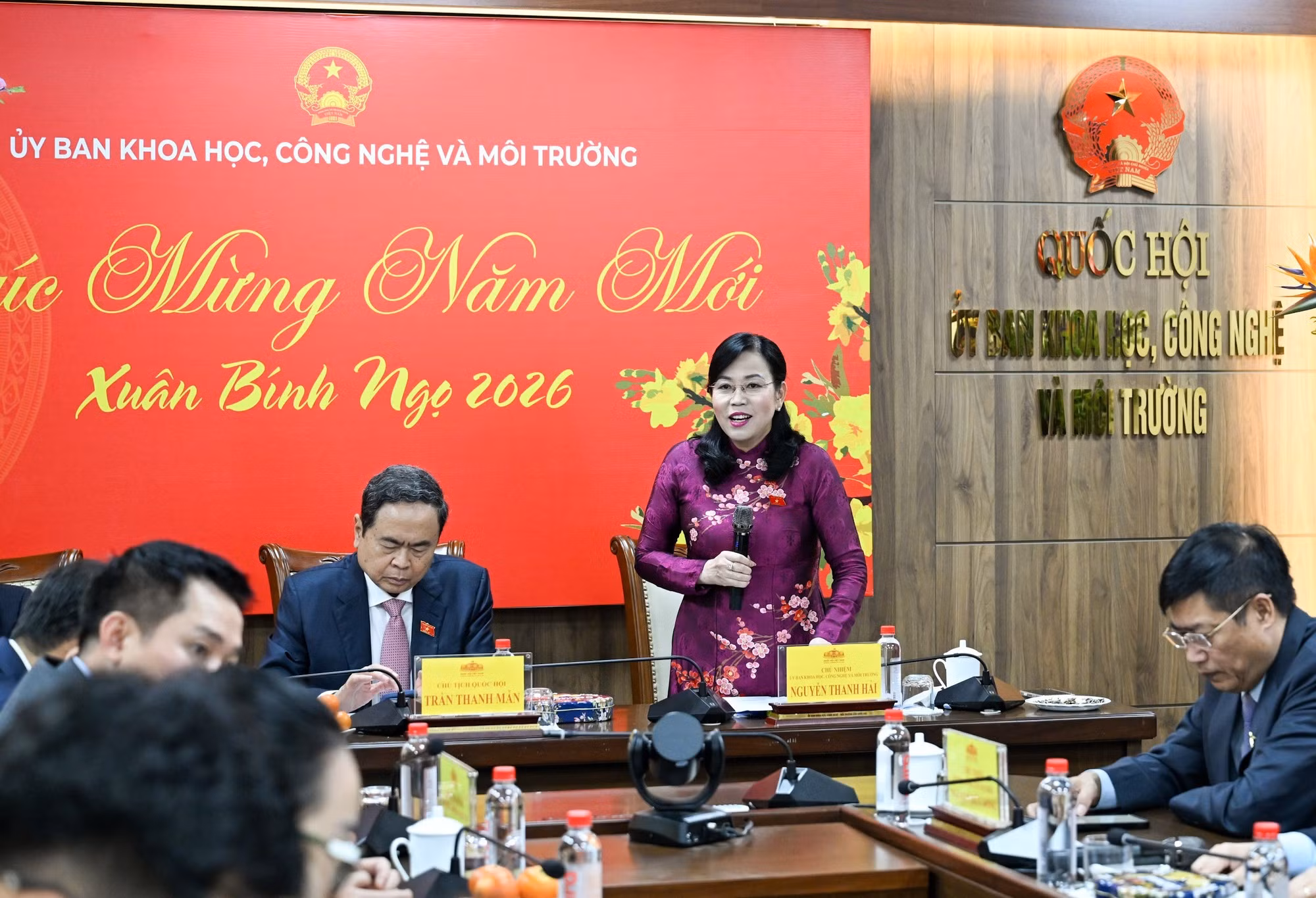 Председатель Комитета по вопросам науки, технологий и окружающей среды Нгуен Тхань Хай докладывает на рабочей встрече. (Фото: Зюи Линь)