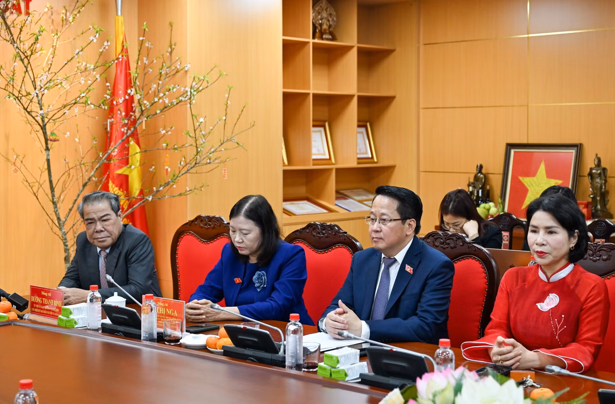 Постоянное бюро Петиционного и надзорного комитета и участники на рабочей встрече. (Фото: Зюи Линь)