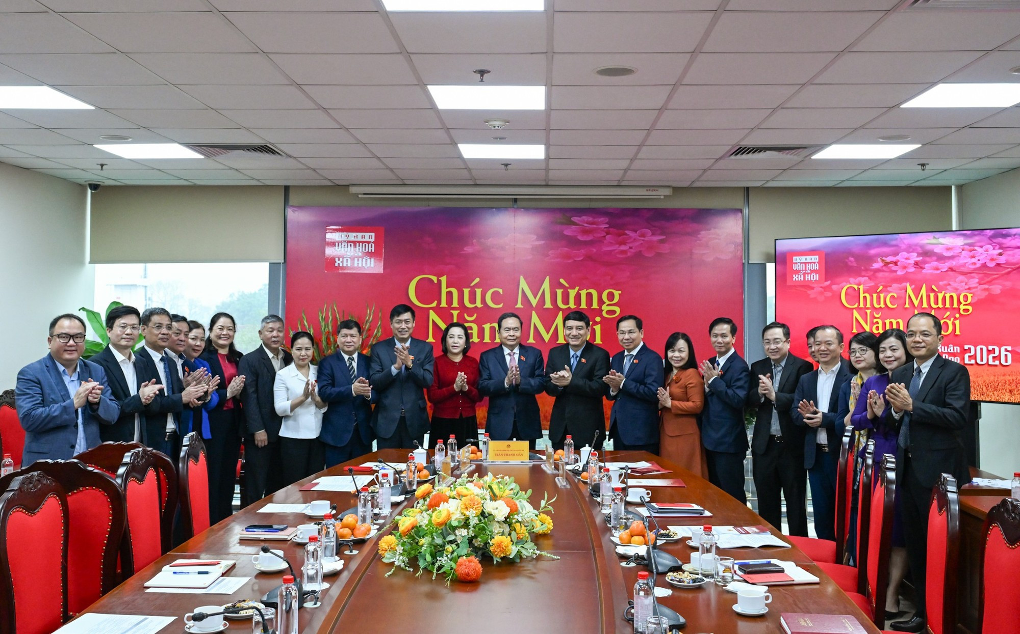 Председатель НС Чан Тхань Ман и делегаты с Постоянным бюро Комитета по культурным и социальным вопросам. (Фото: Зюи Линь)