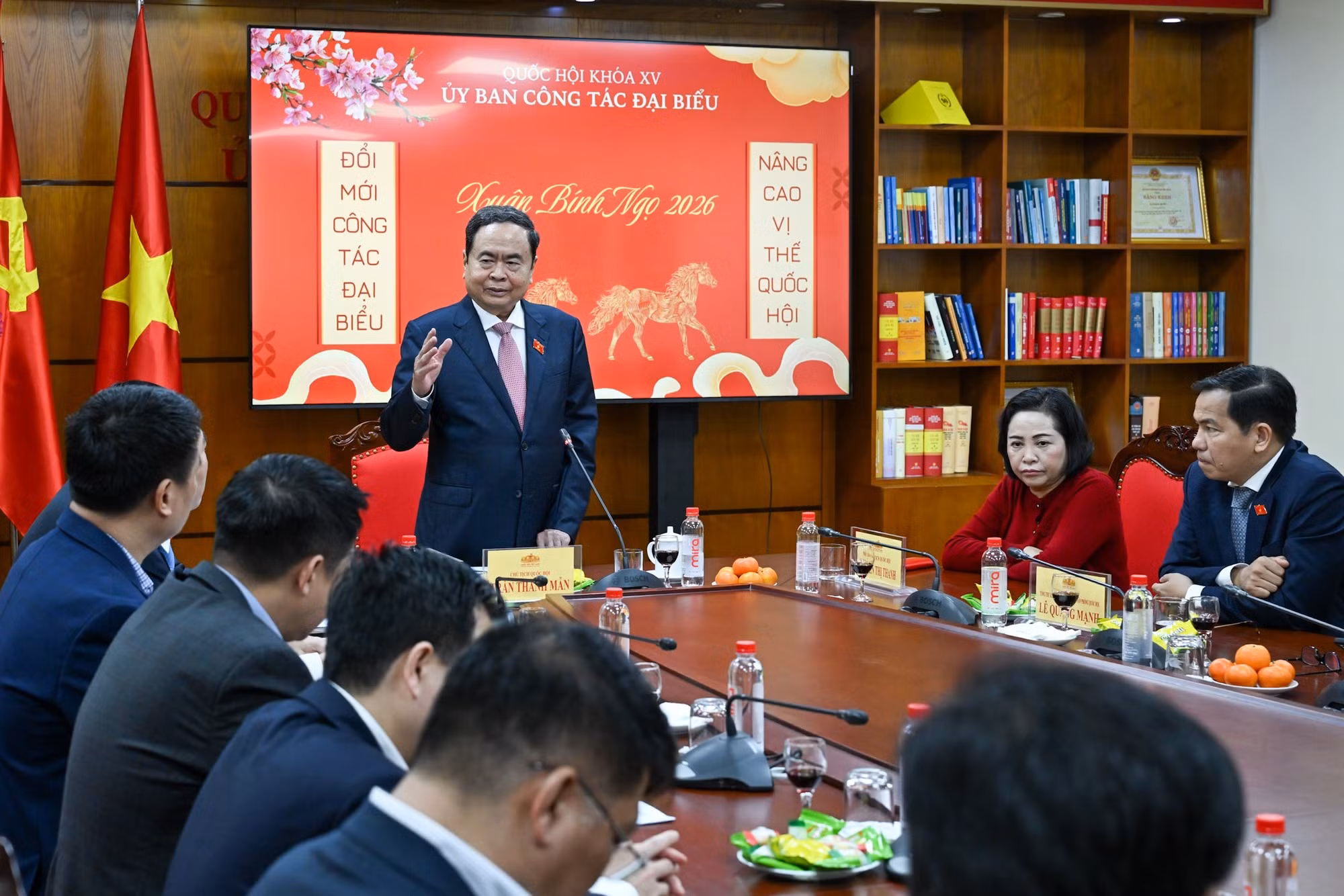 Председатель НС Чан Тхань Ман выступает с поздравлением по случаю Тэта и ставит задачи Комитету по работе с депутатами. (Фото: Зюи Линь)