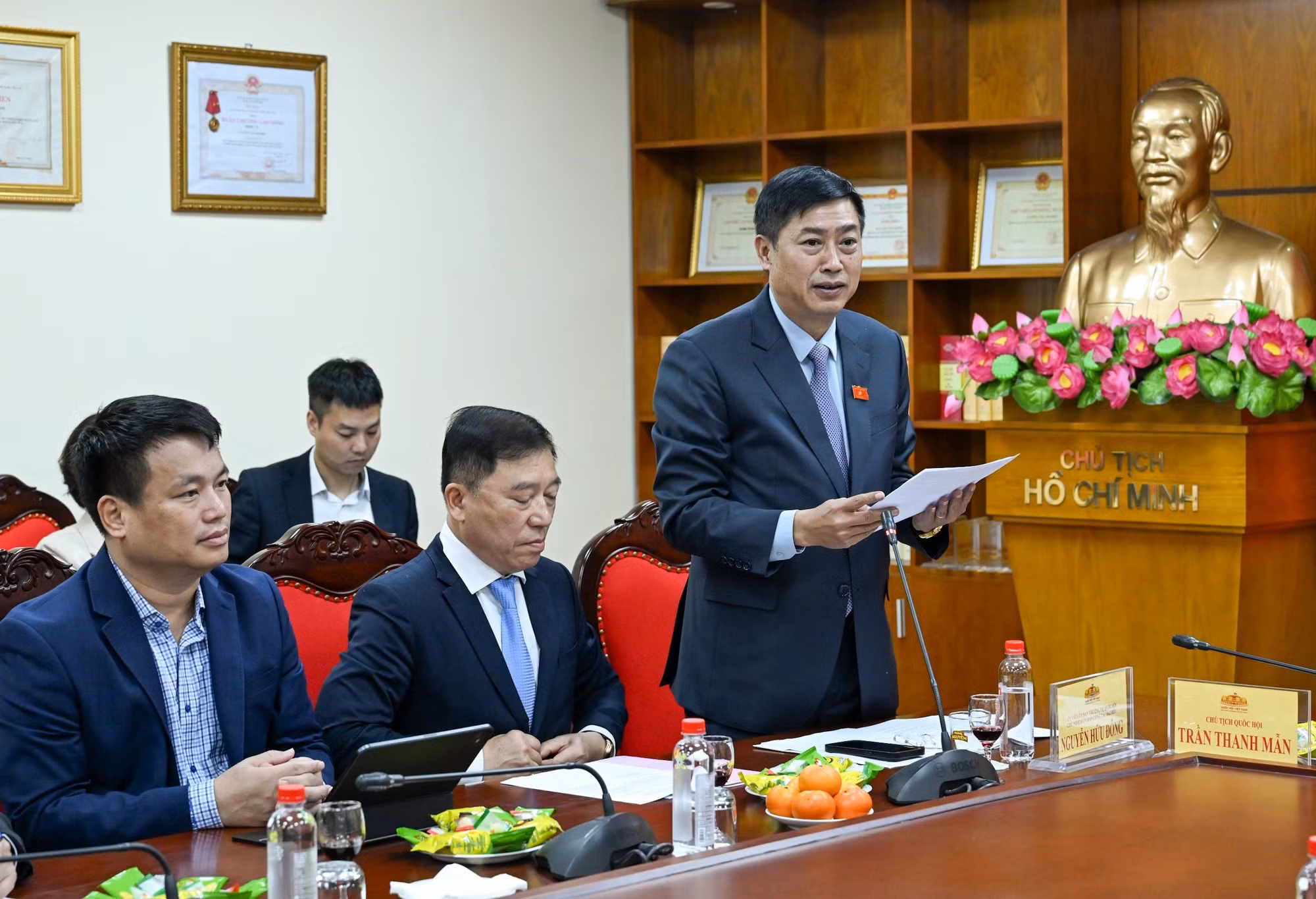 Председатель Комитета по работе с депутатами Нгуен Хыу Донг докладывает на рабочей встрече. (Фото: Зюи Линь)