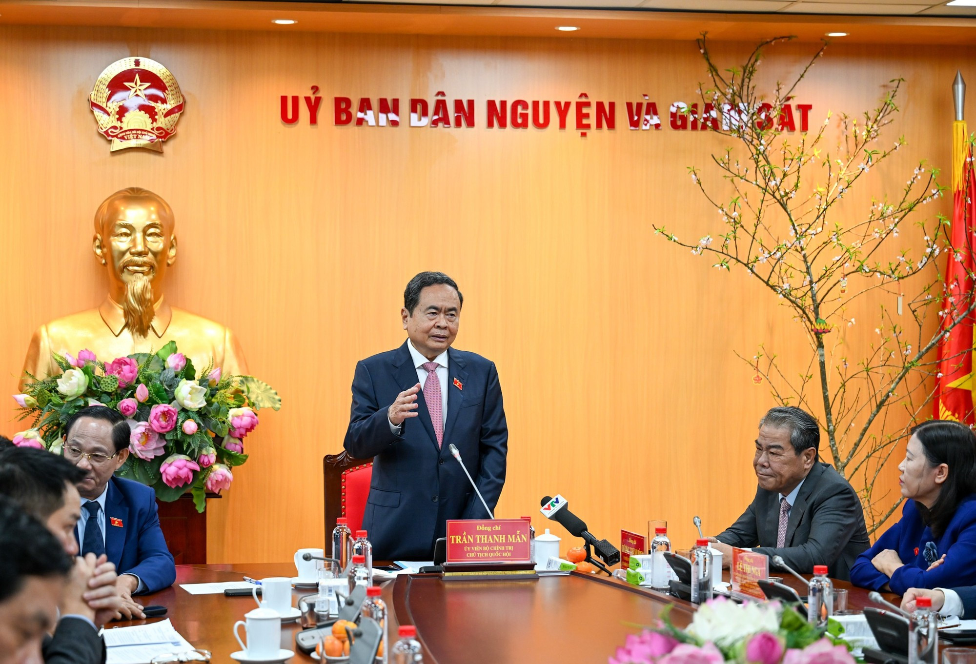 Председатель НС Чан Тхань Ман выступает с поздравлением по случаю Тэта и ставит задачи Петиционному и надзорному комитету. (Фото: Зюи Линь)