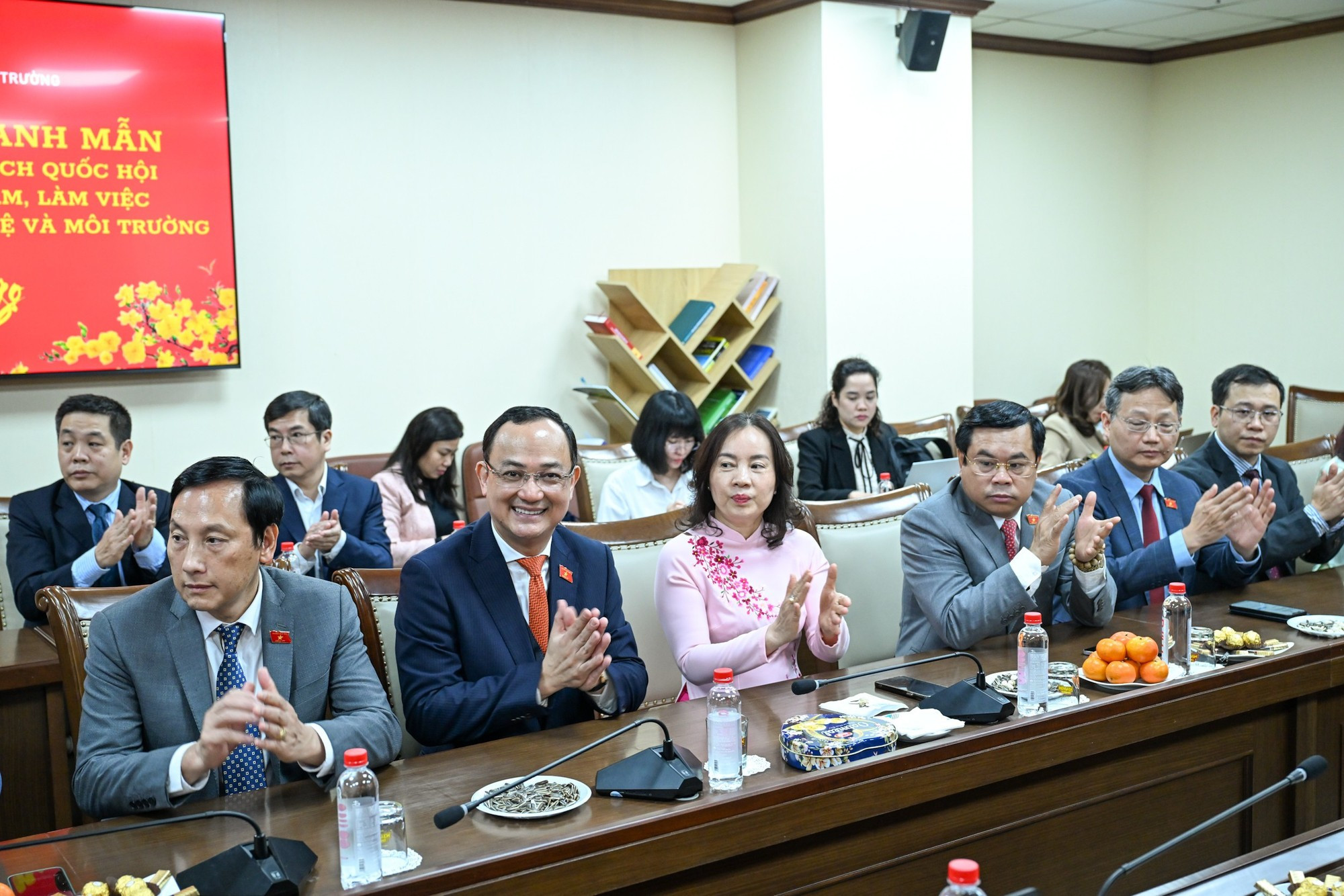 Постоянное бюро Комитета по вопросам обороны, безопасности и внешних связей и участники на рабочей встрече. (Фото: Зюи Линь)