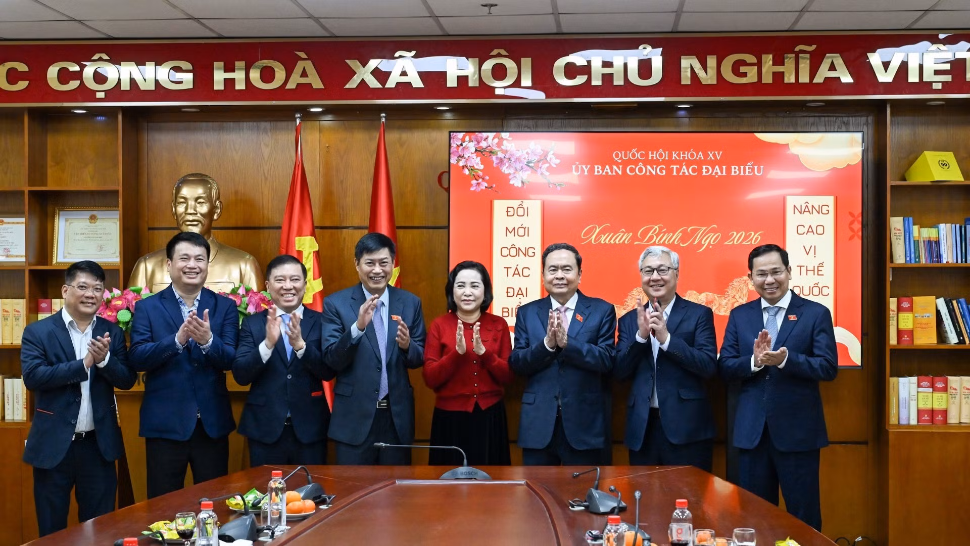 Председатель НС Чан Тхань Ман, Заместитель председателя НС Нгуен Тхи Тхань с Постоянным бюро Комитета по работе с депутатами. (Фото: Зюи Линь)