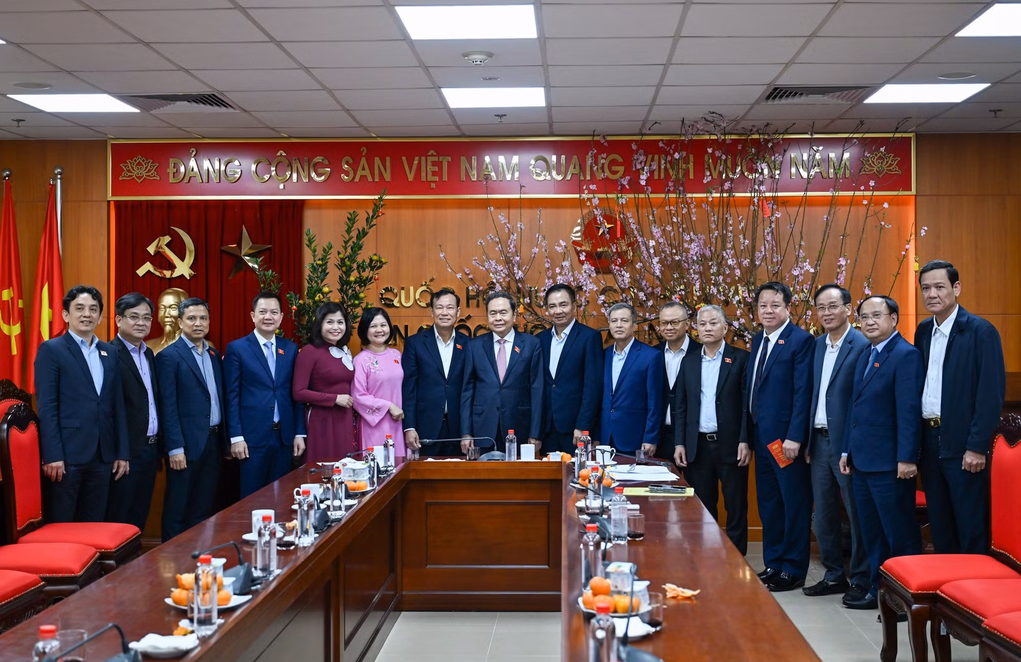 Председатель НС Чан Тхань Ман с Постоянным бюро Комитета по вопросам обороны, безопасности и внешних связей. (Фото: Зюи Линь)