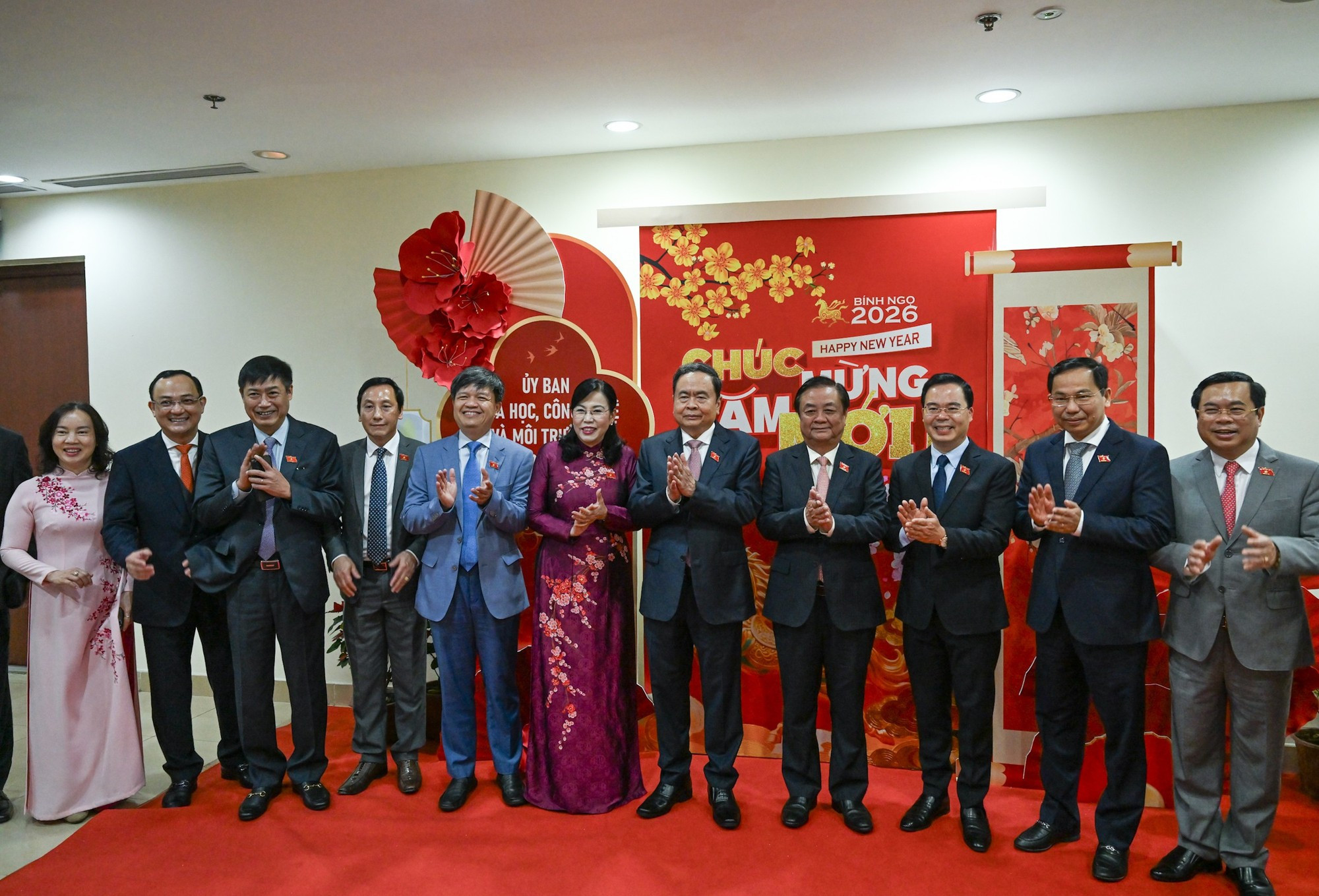 Председатель НС Чан Тхань Ман, Заместитель председателя НС Ле Минь Хоан с Постоянным бюро Комитета по вопросам науки, технологий и окружающей среды. (Фото: Зюи Линь)