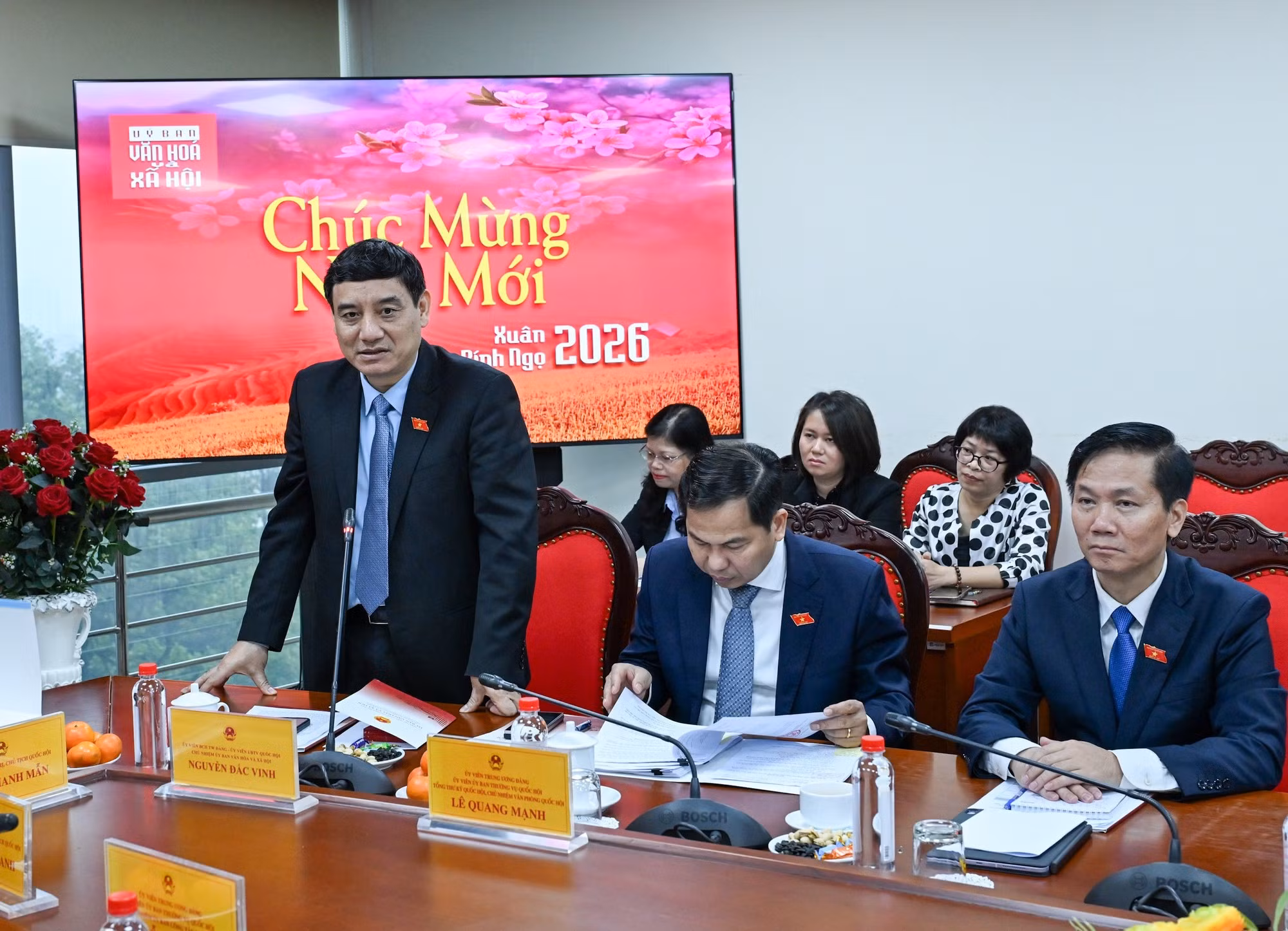 Председатель Комитета по культурным и социальным вопросам Нгуен Дак Винь выступает на рабочей встрече. (Фото: Зюи Линь)