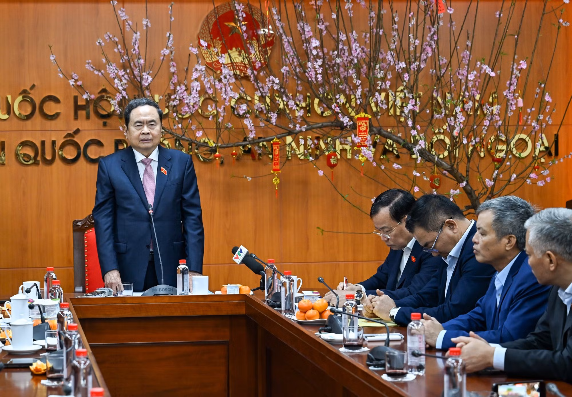 Председатель НС Чан Тхань Ман выступает с поздравлением по случаю Тэта и ставит задачи Комитету по вопросам обороны, безопасности и внешних связей. (Фото: Зюи Линь)